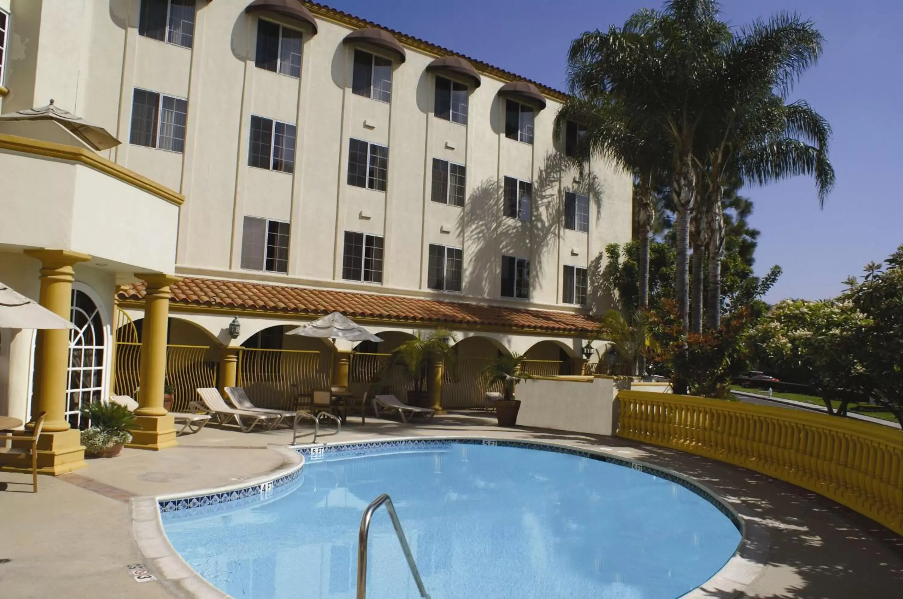 Pool view, Property Building in Hampton Inn & Suites Santa Ana/Orange County Airport
