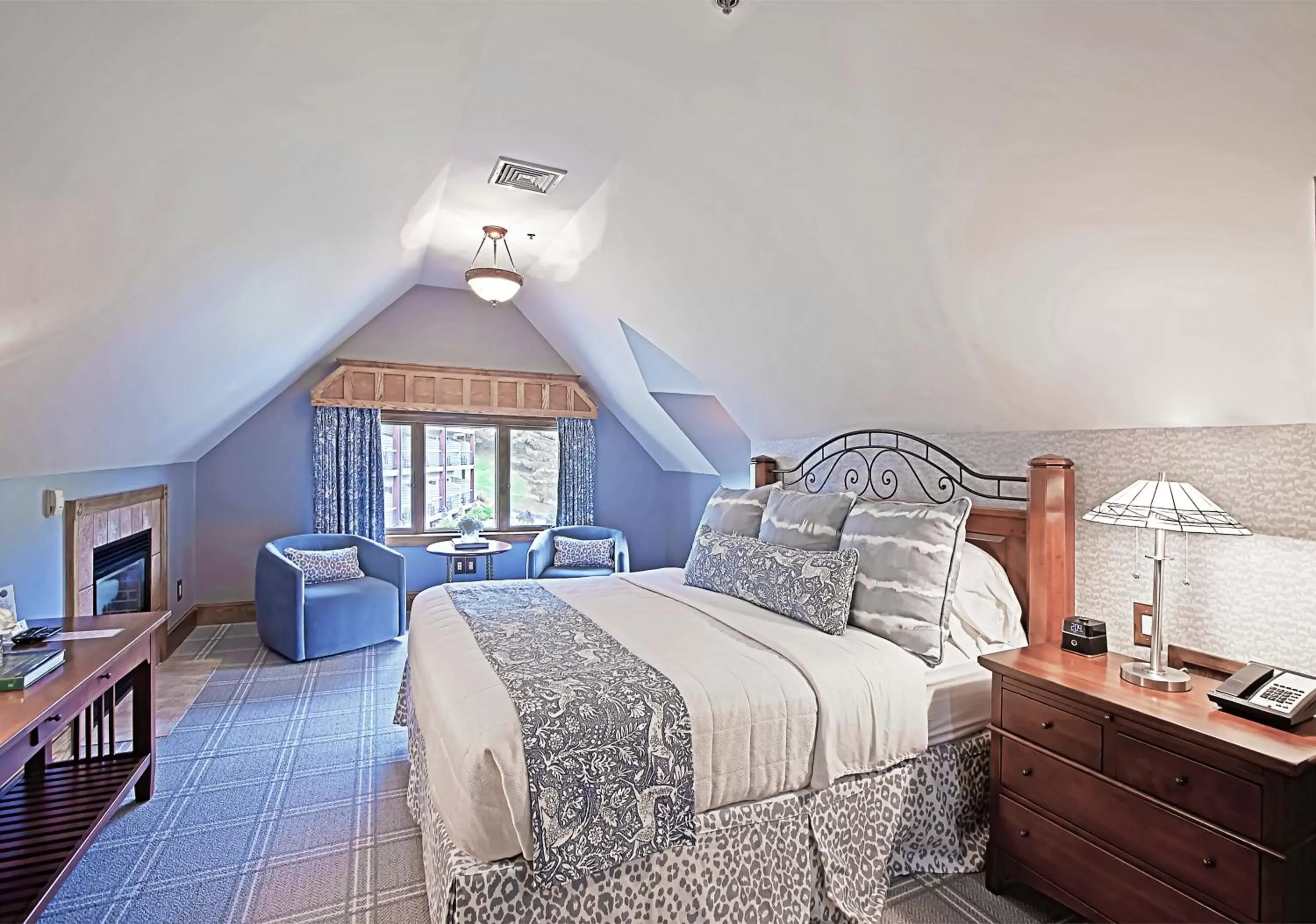 Bathroom, Bed in Bob Timberlake Inn at Chetola Resort