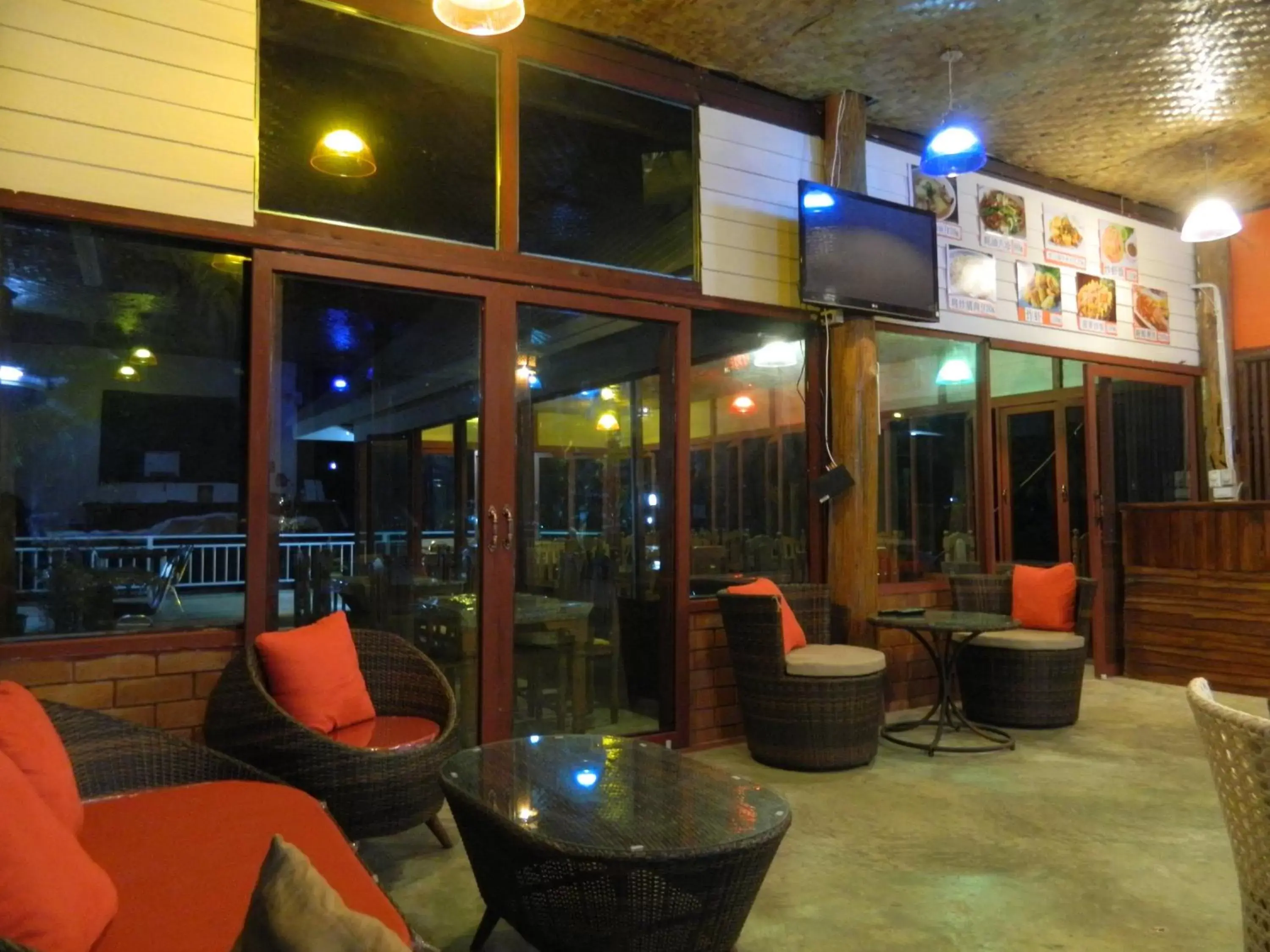 Communal lounge/ TV room in Pai Iyara Resort