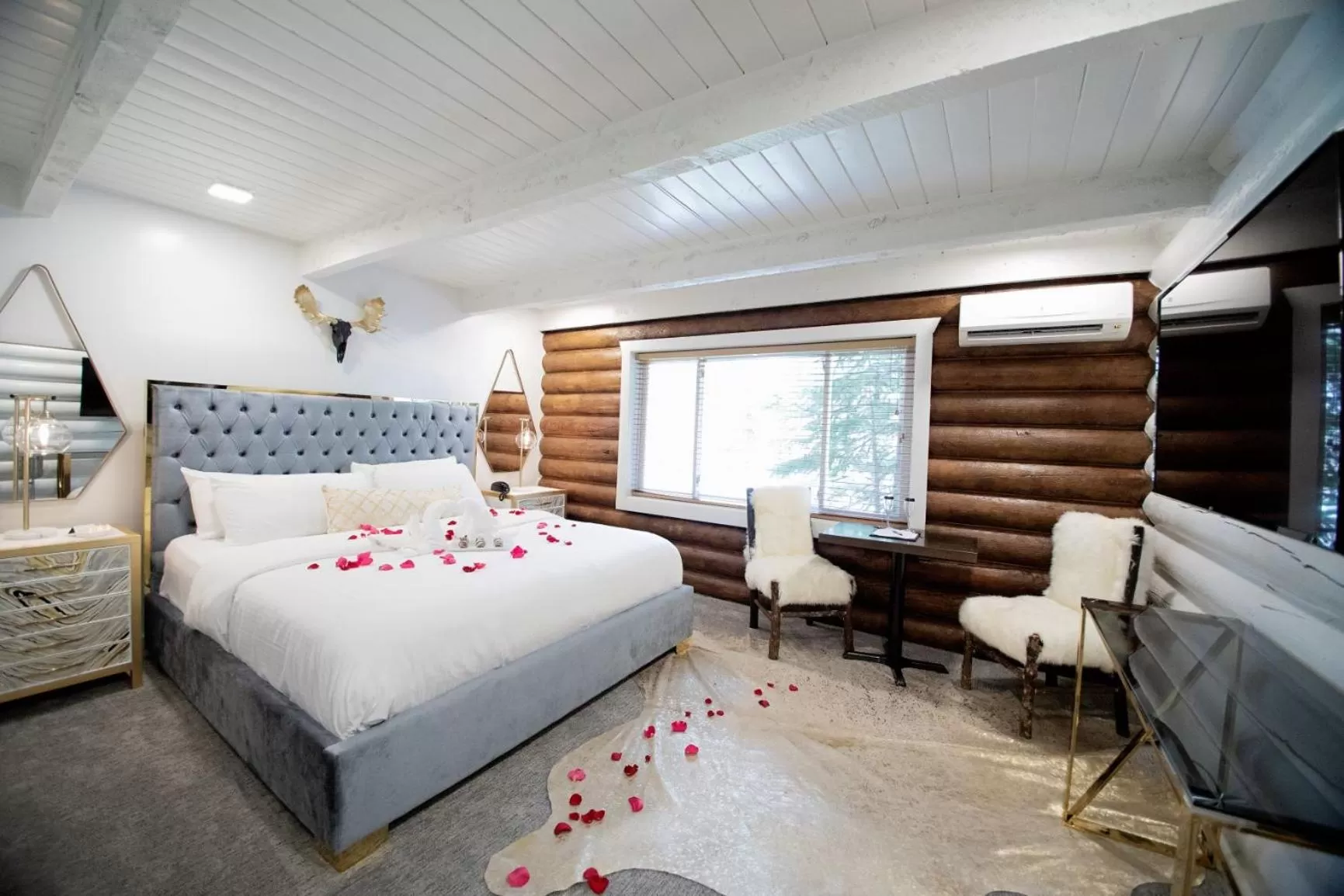 Bed in Alaskan Inn and Spa