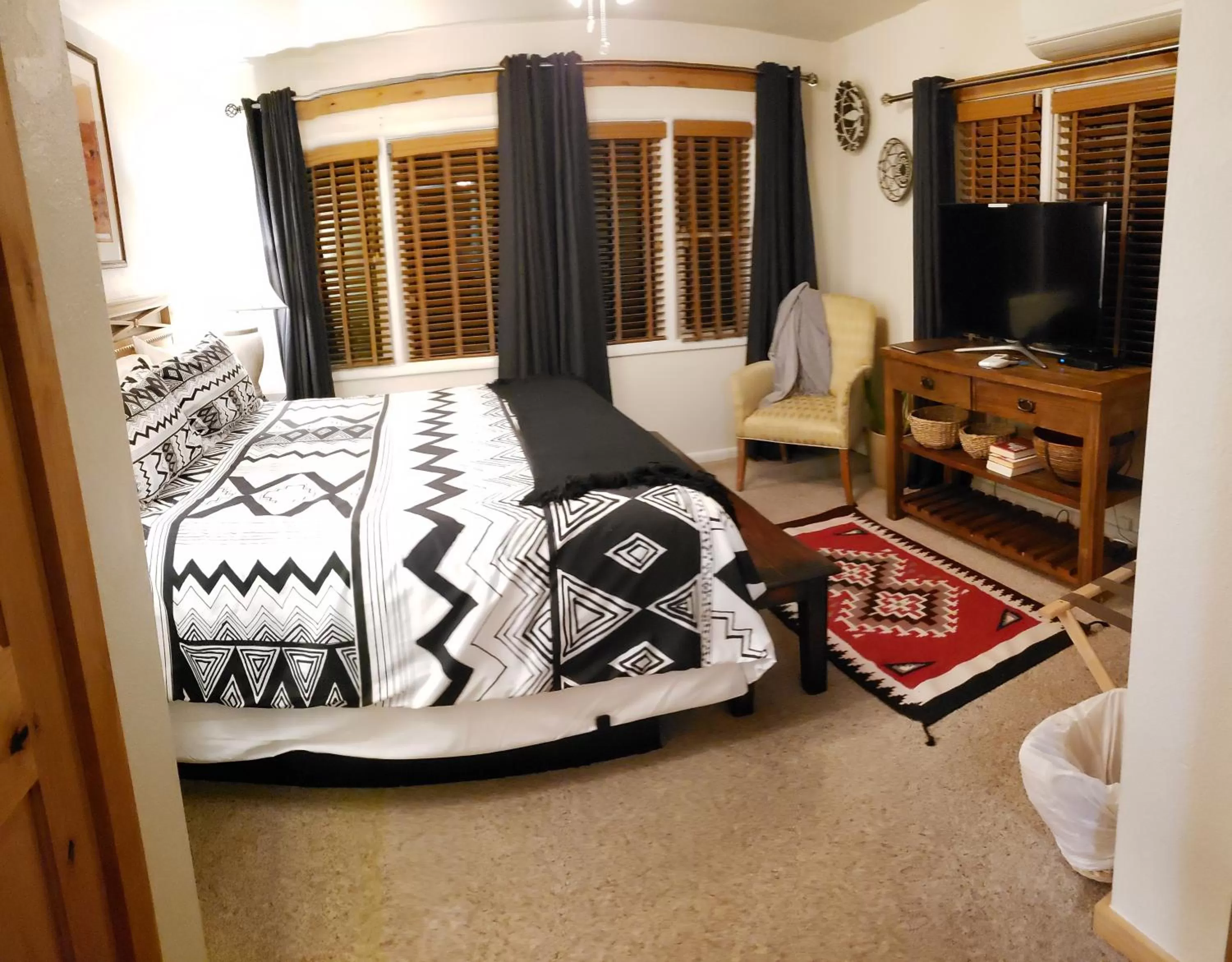 Bedroom, Bed in Stone Lizard Lodge