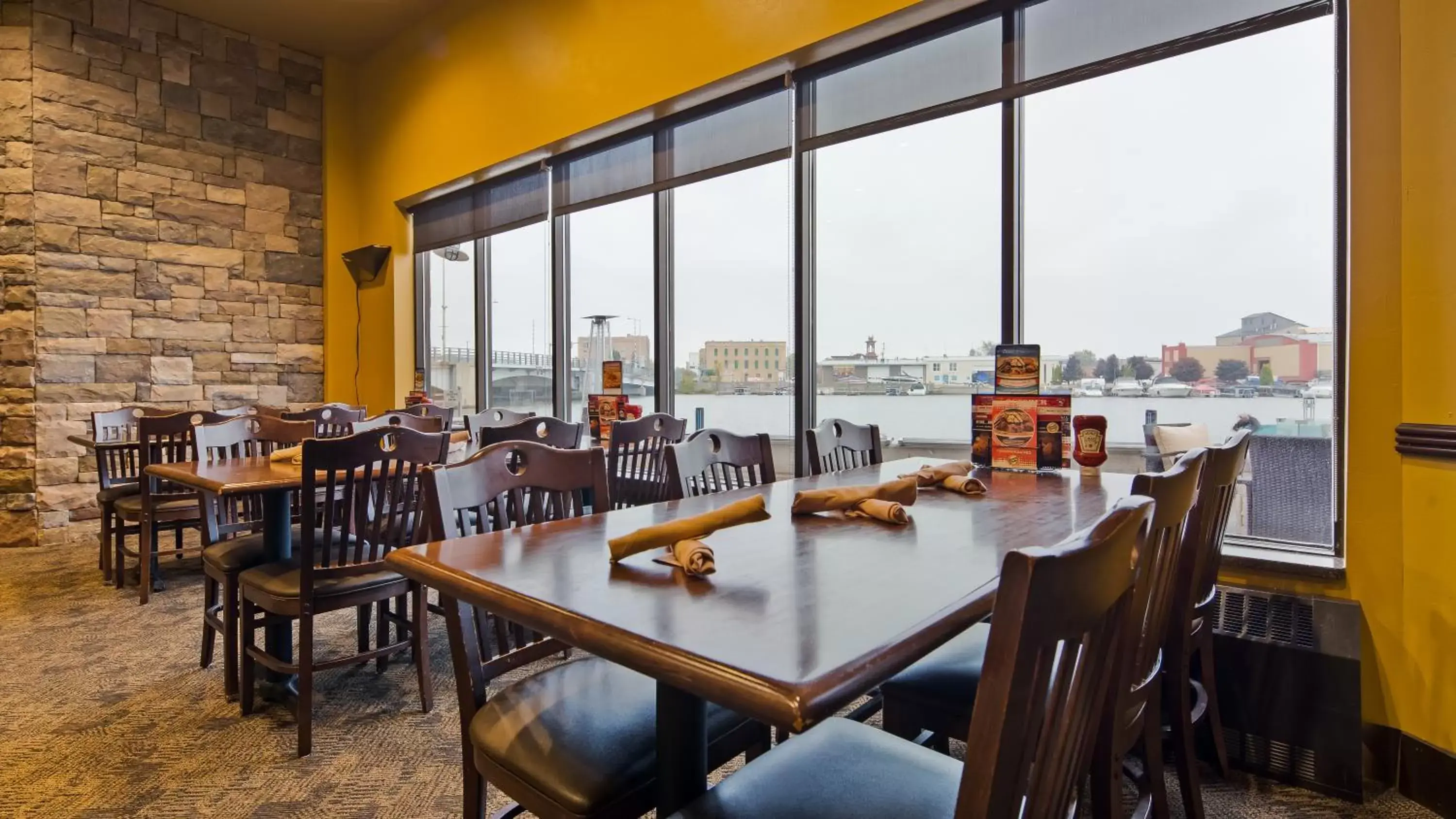 Lounge or bar, Restaurant/Places to Eat in Best Western Premier Waterfront Hotel & Convention Center