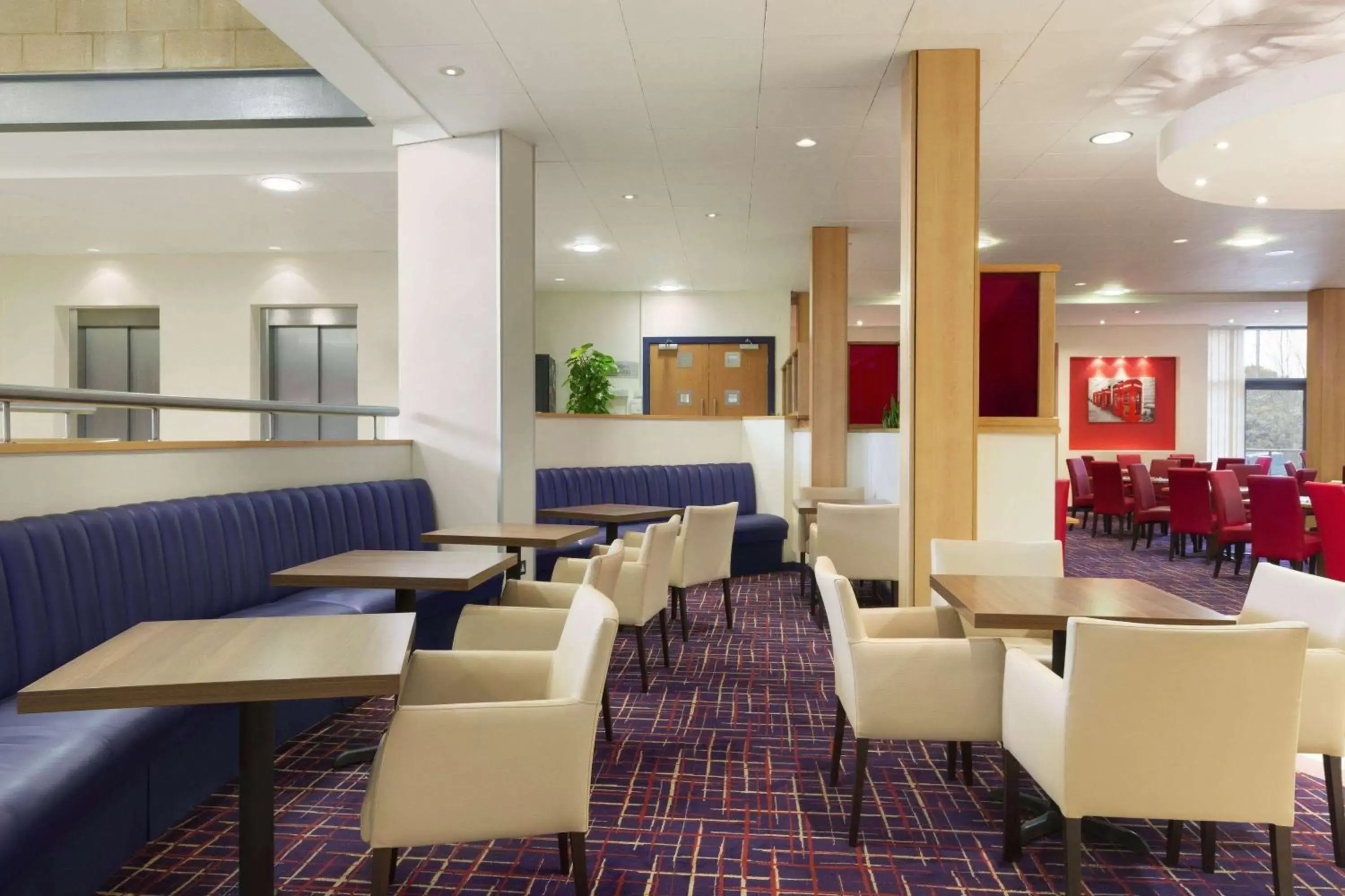 Lounge or bar, Restaurant/Places to Eat in Ramada London North