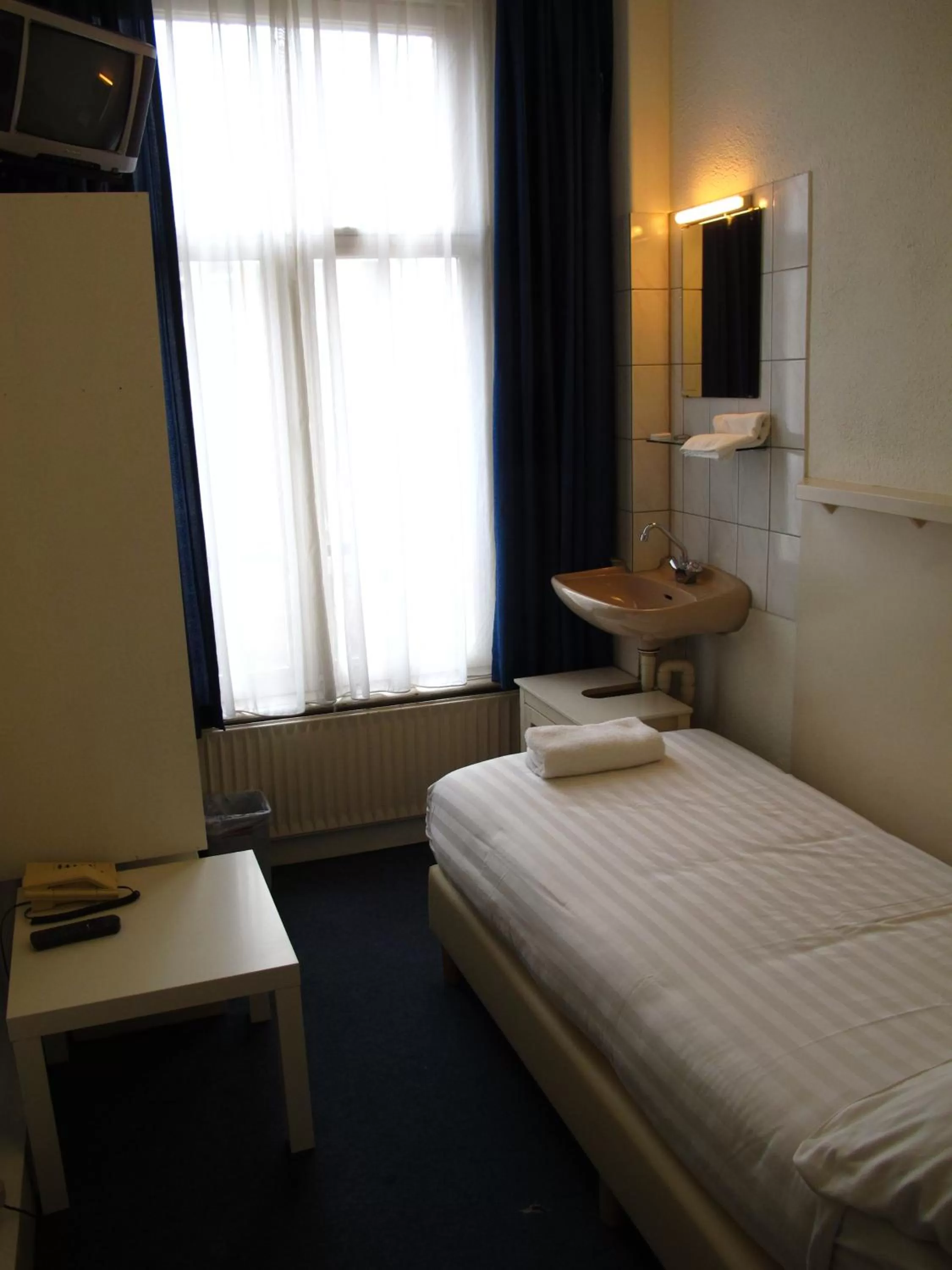 Single Room with Private External Bathroom in Hotel Titus City Centre