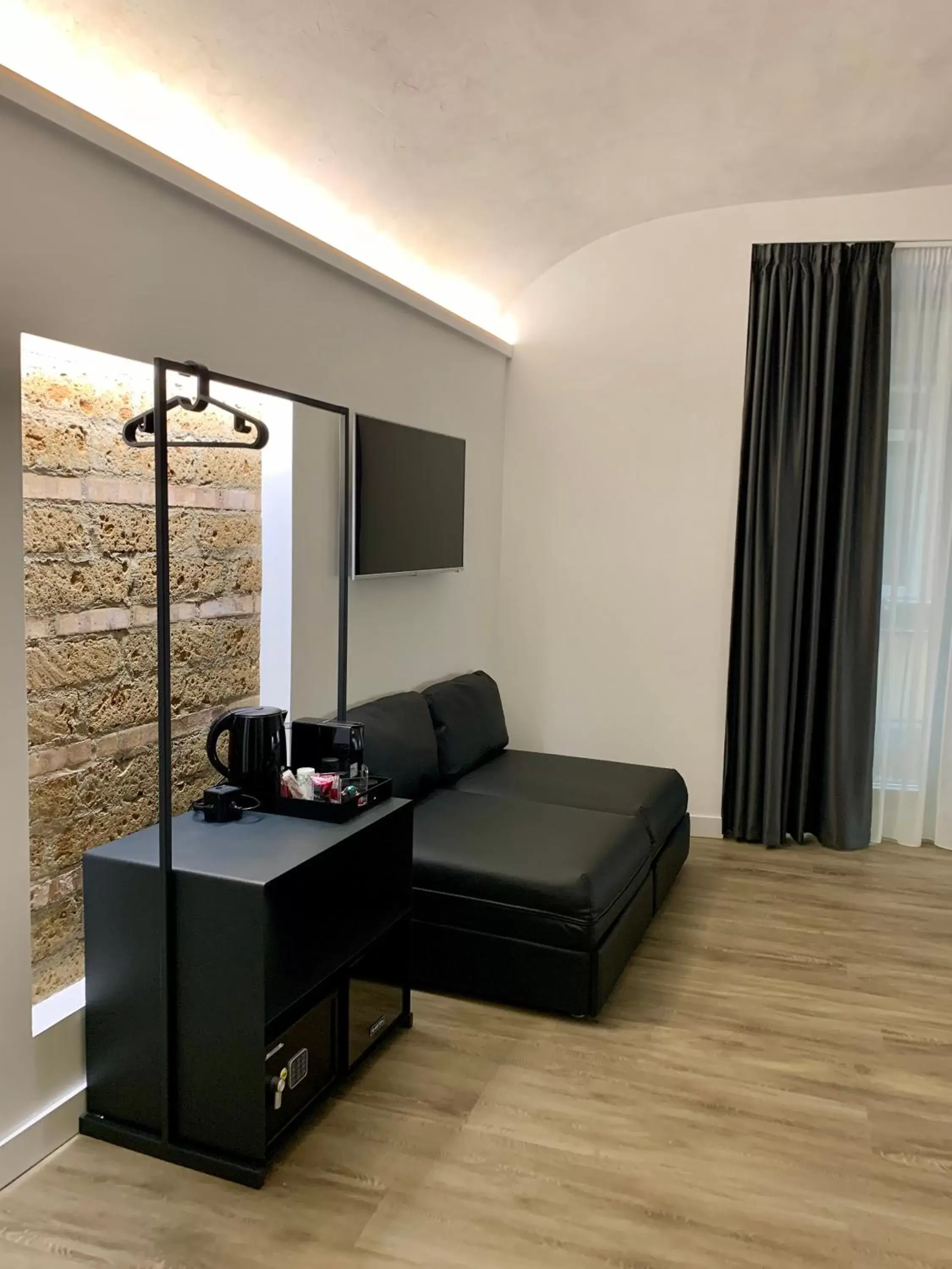Bedroom, Seating Area in Toledo Boutique Rooms