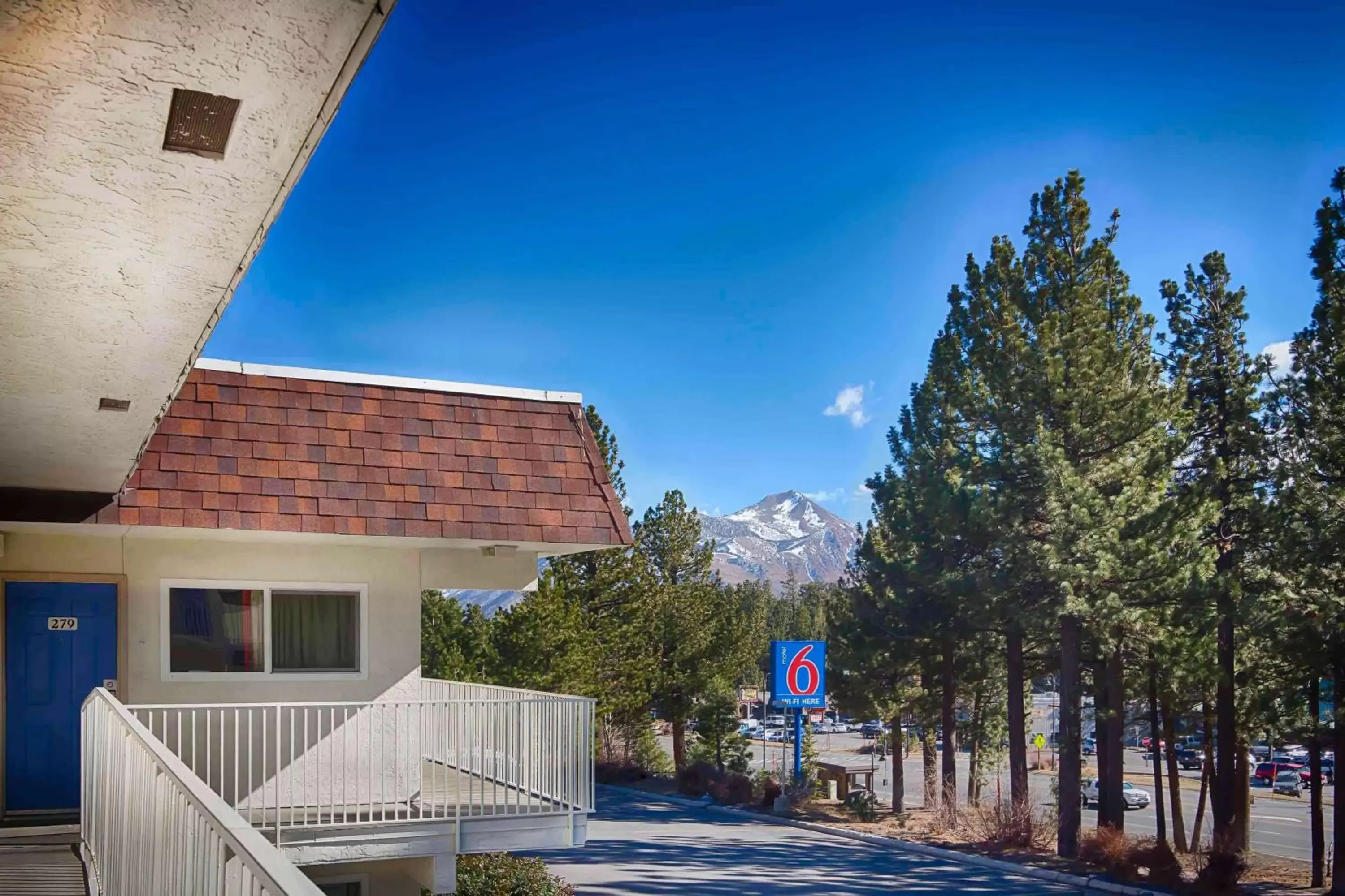 Property building in Motel 6-Mammoth Lakes, CA