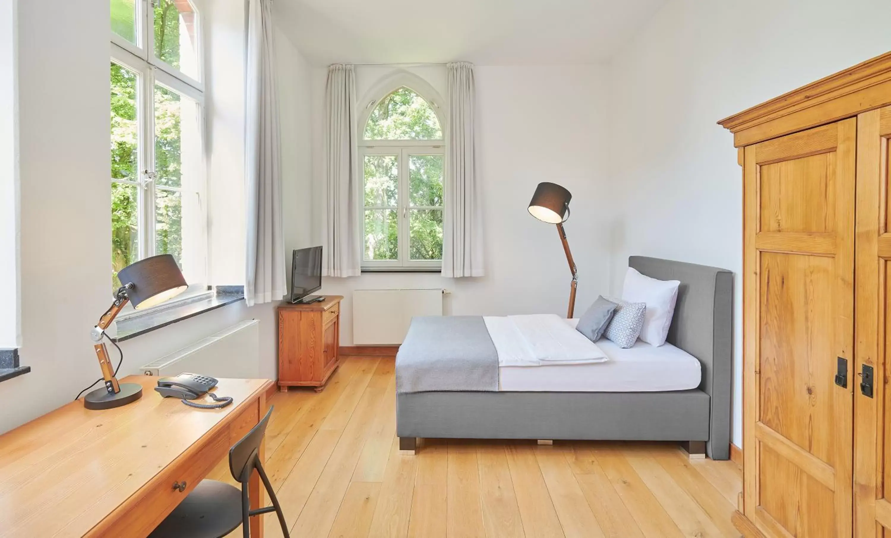 Photo of the whole room, Bed in Hotel Mutterhaus Düsseldorf Photo of the whole room, Bed in Hotel Mutterhaus Düsseldorf