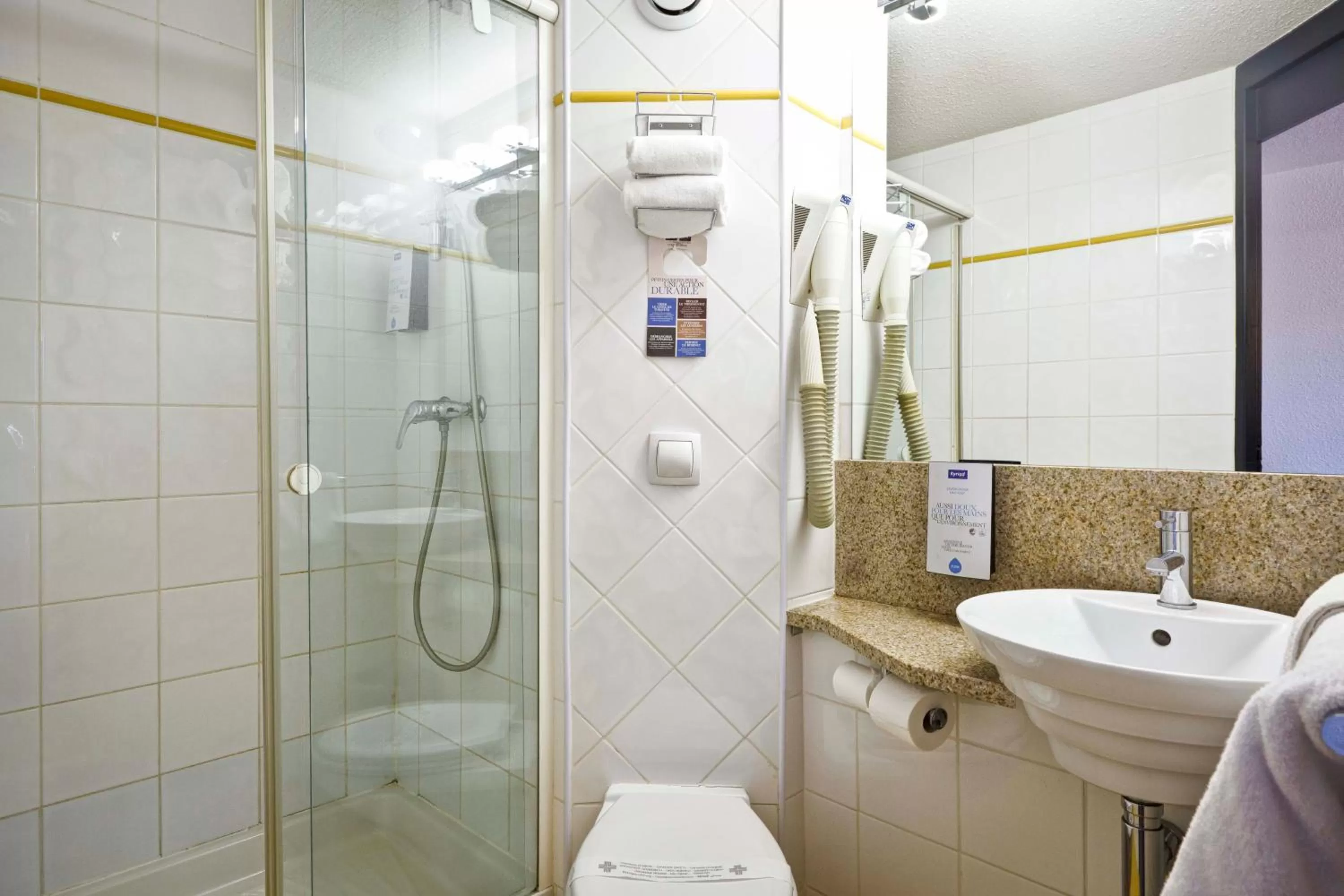 Bathroom in Kyriad Lyon Sud - Saint Genis Laval