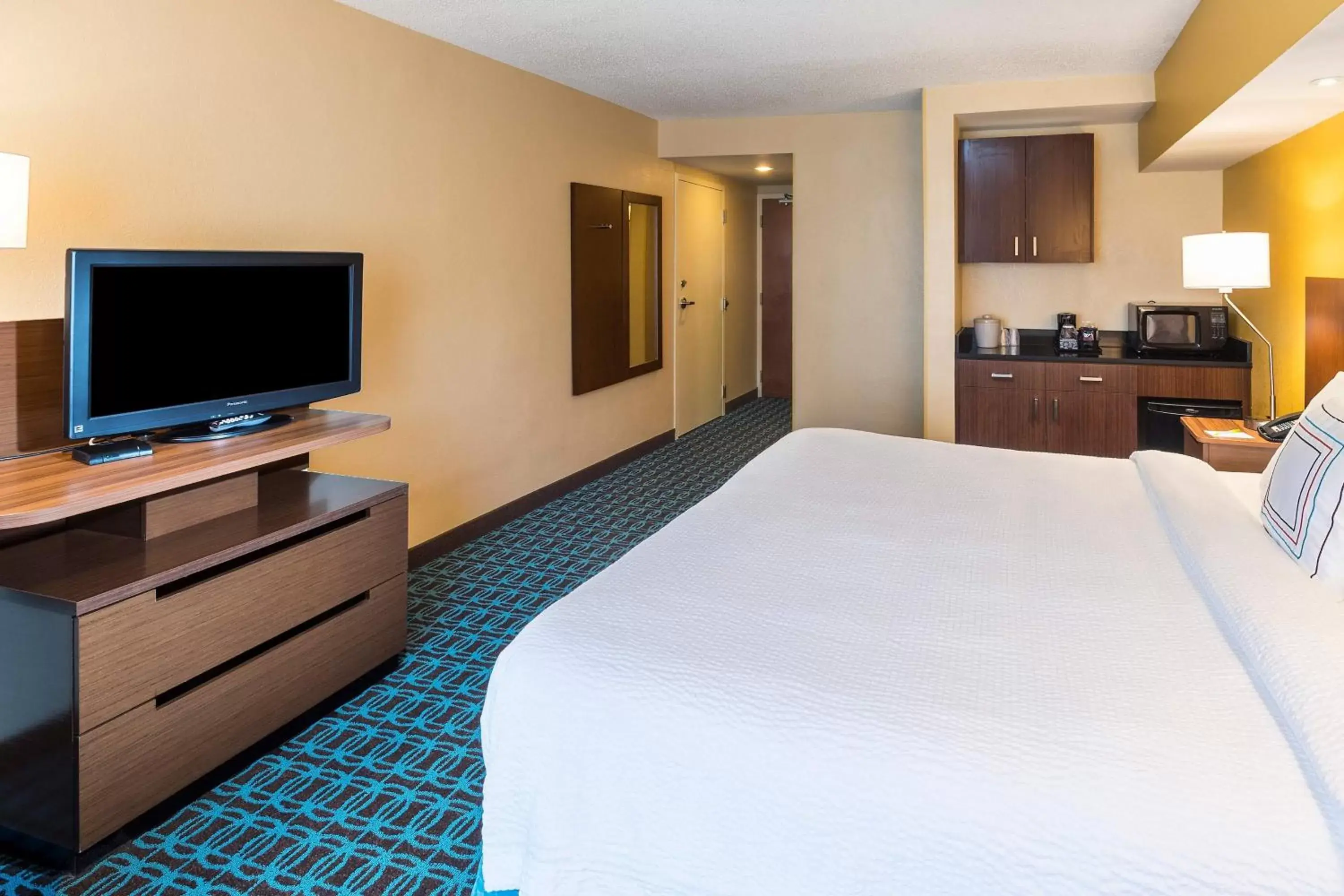 Photo of the whole room, Bed in Fairfield Inn & Suites by Marriott Atlanta Perimeter Center