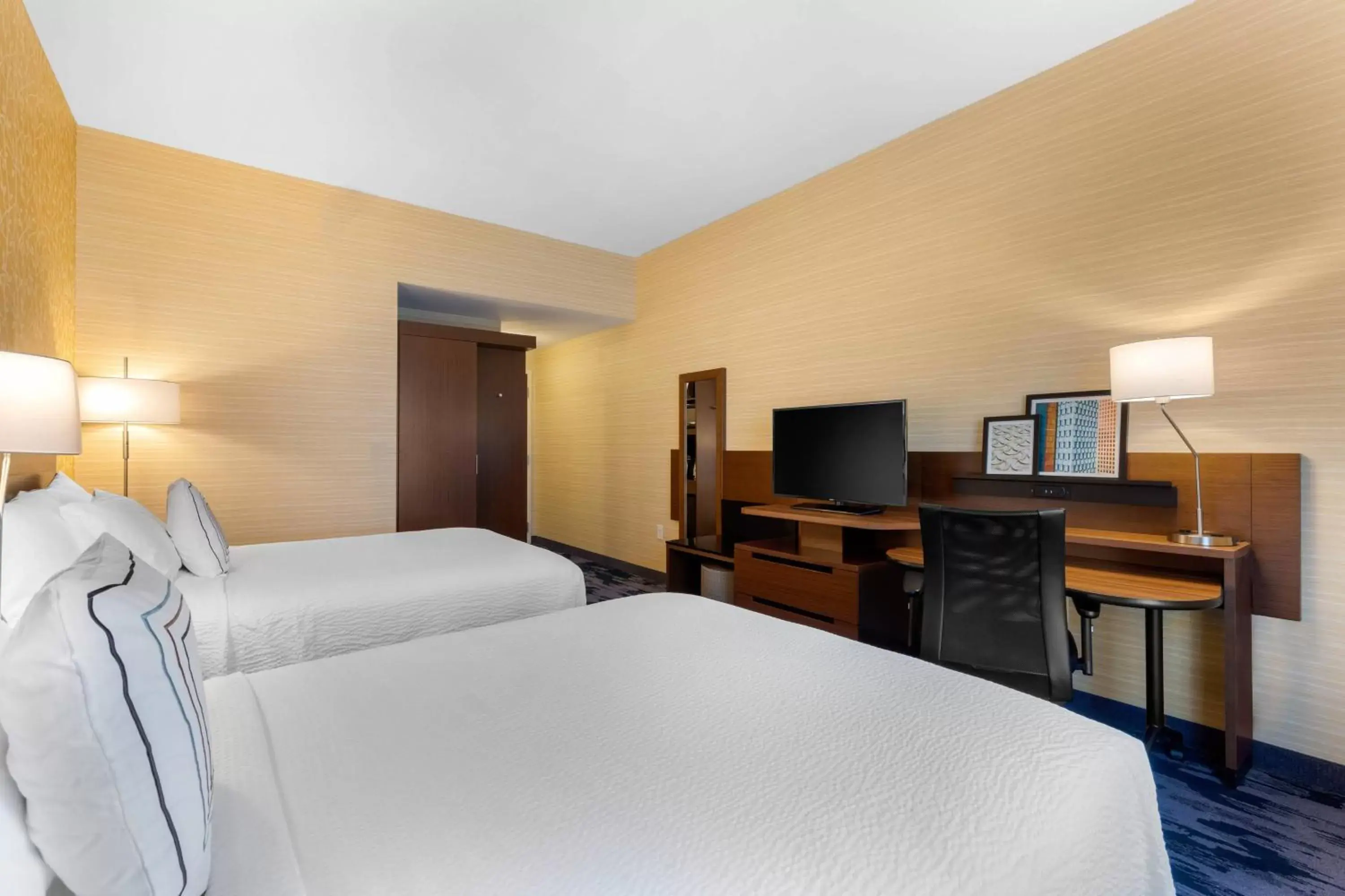 Photo of the whole room, Bed in Fairfield Inn & Suites by Marriott Mebane