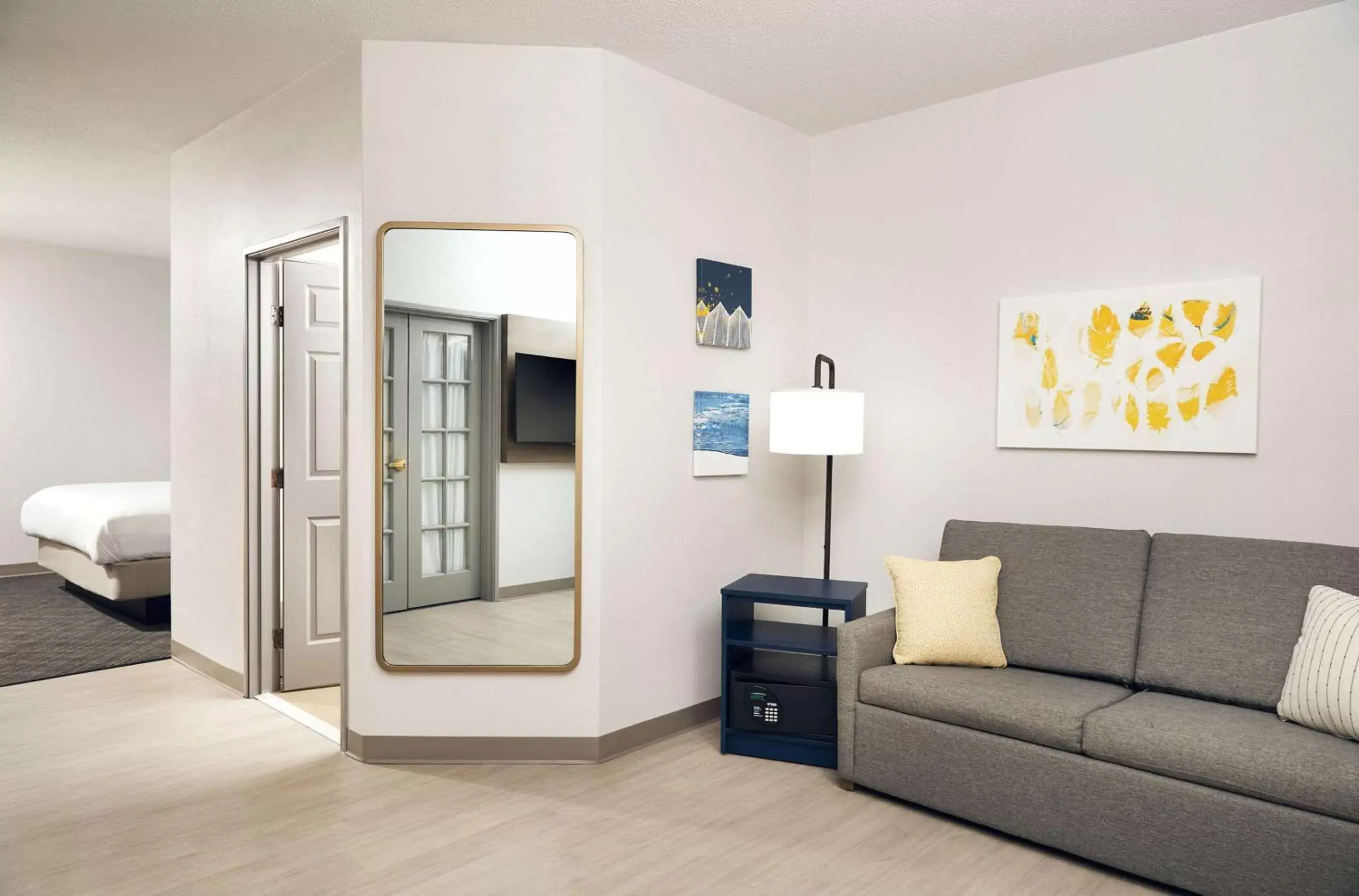 Bedroom, Seating Area in Comfort Suites Milwaukee Airport