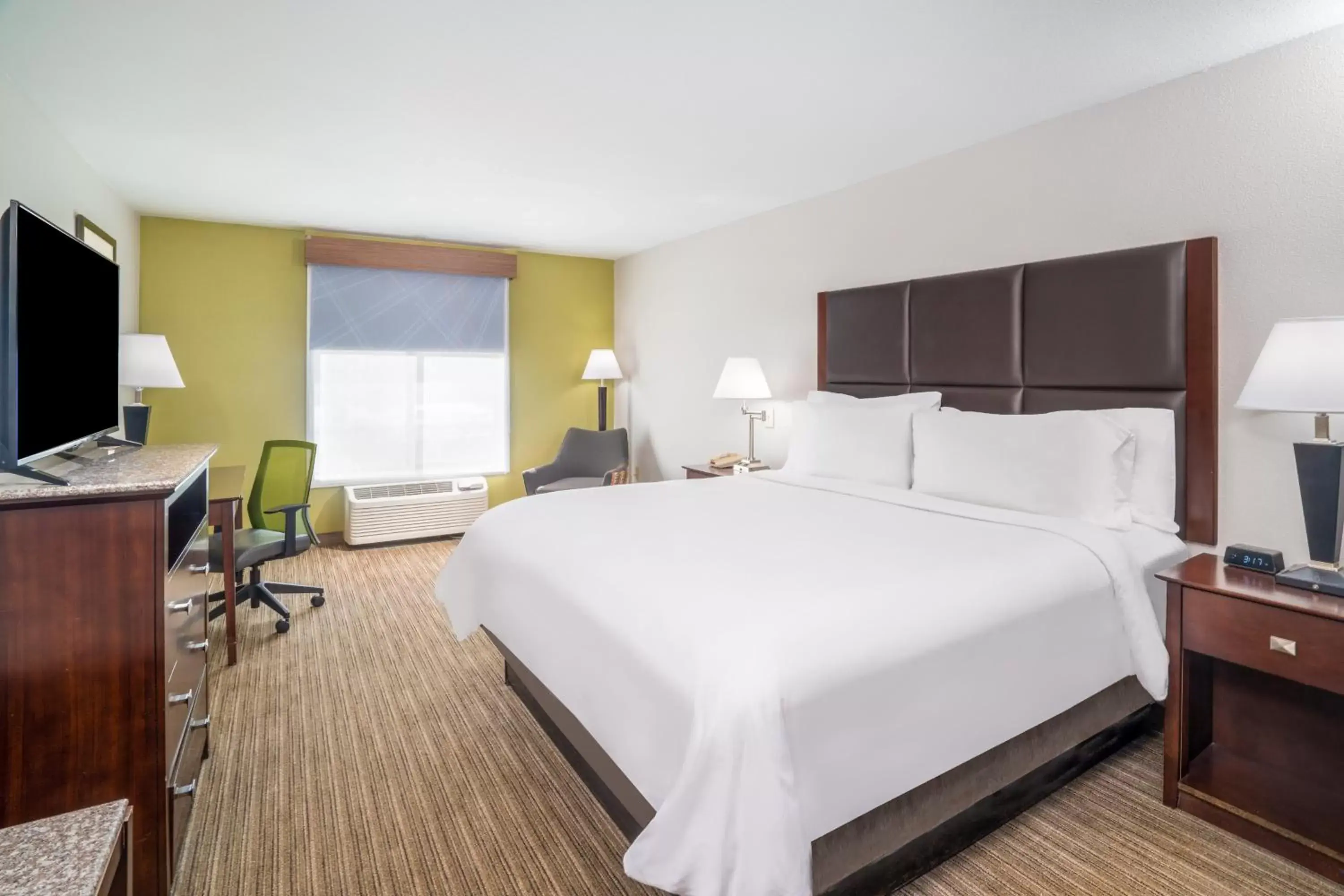 Photo of the whole room, Bed in Holiday Inn Express Hotel & Suites Hinesville, an IHG Hotel