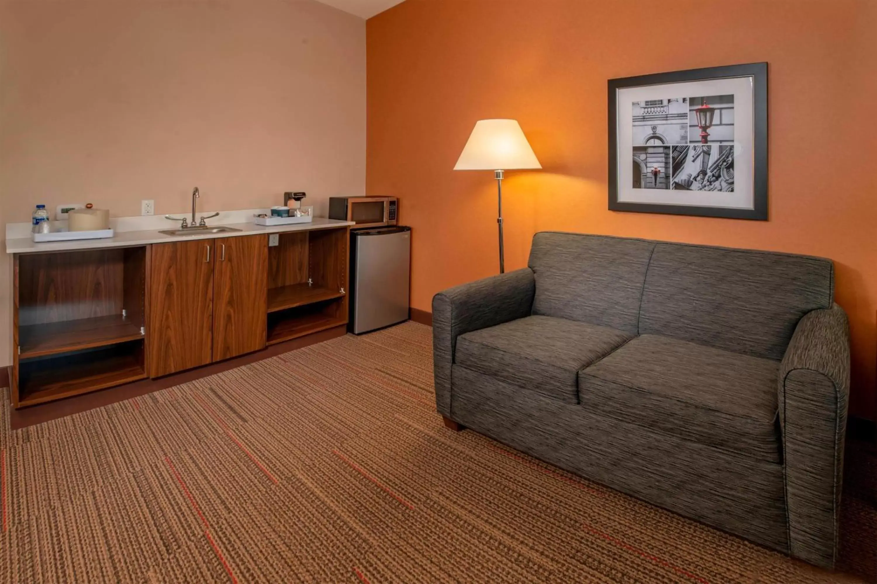 Living room, Seating Area in Four Points by Sheraton Newark Christiana Wilmington