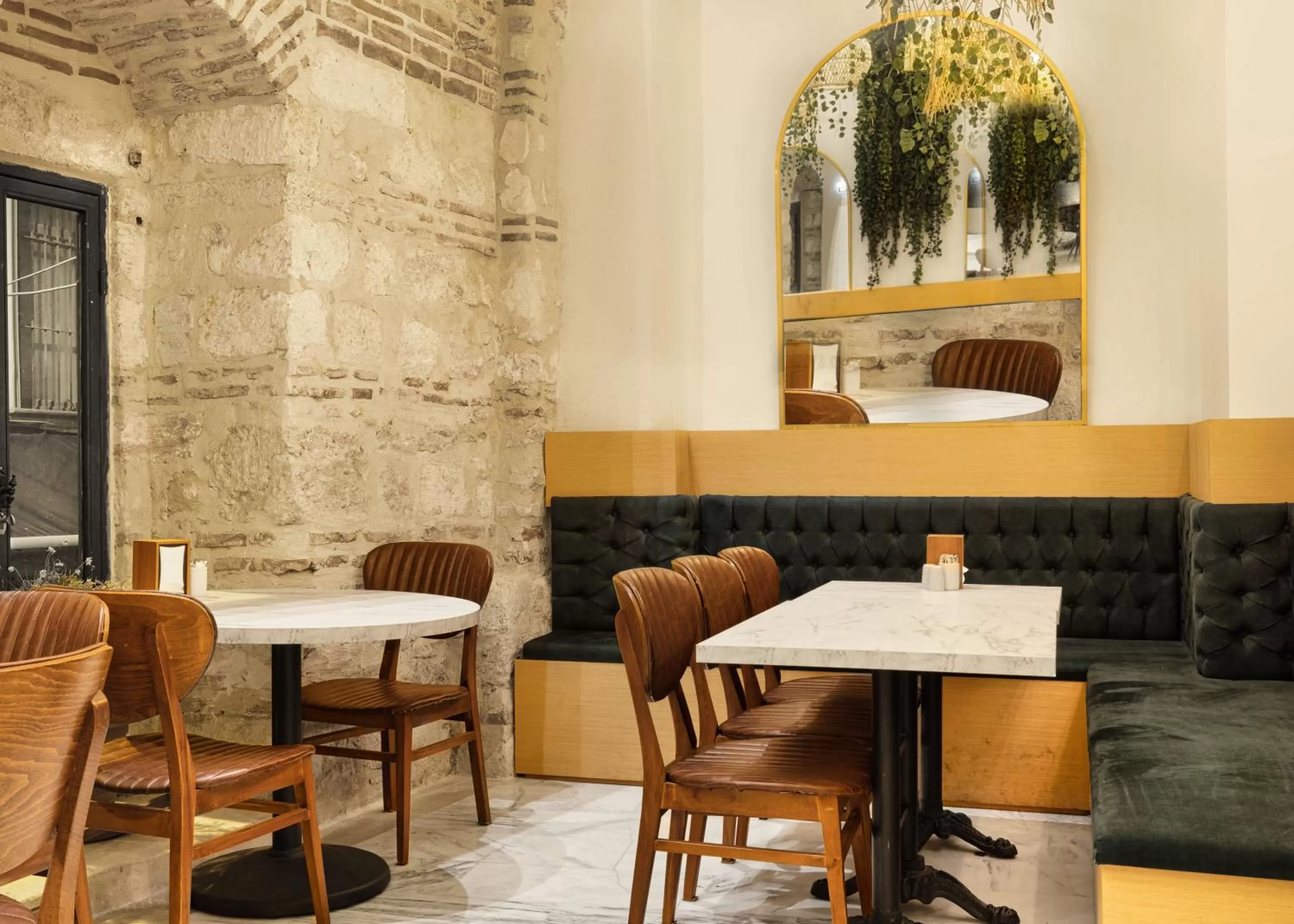 Restaurant/places to eat in Pera Rasso Hotel