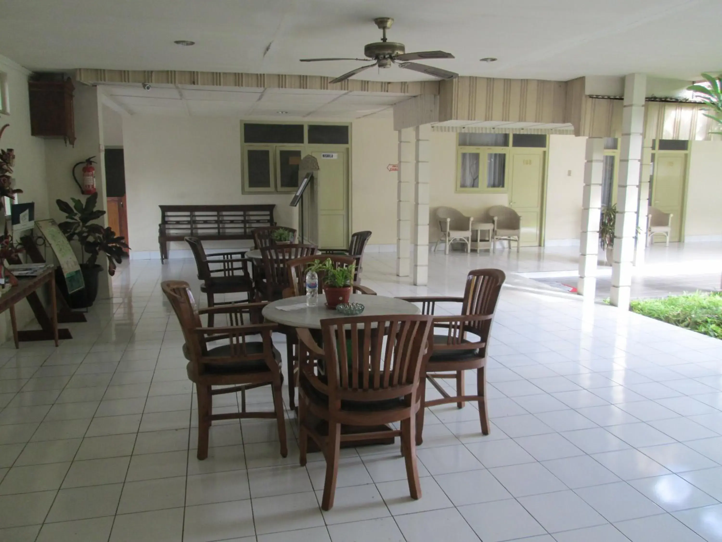 Lobby or reception, Restaurant/Places to Eat in Hotel Grand Rosela Yogyakarta