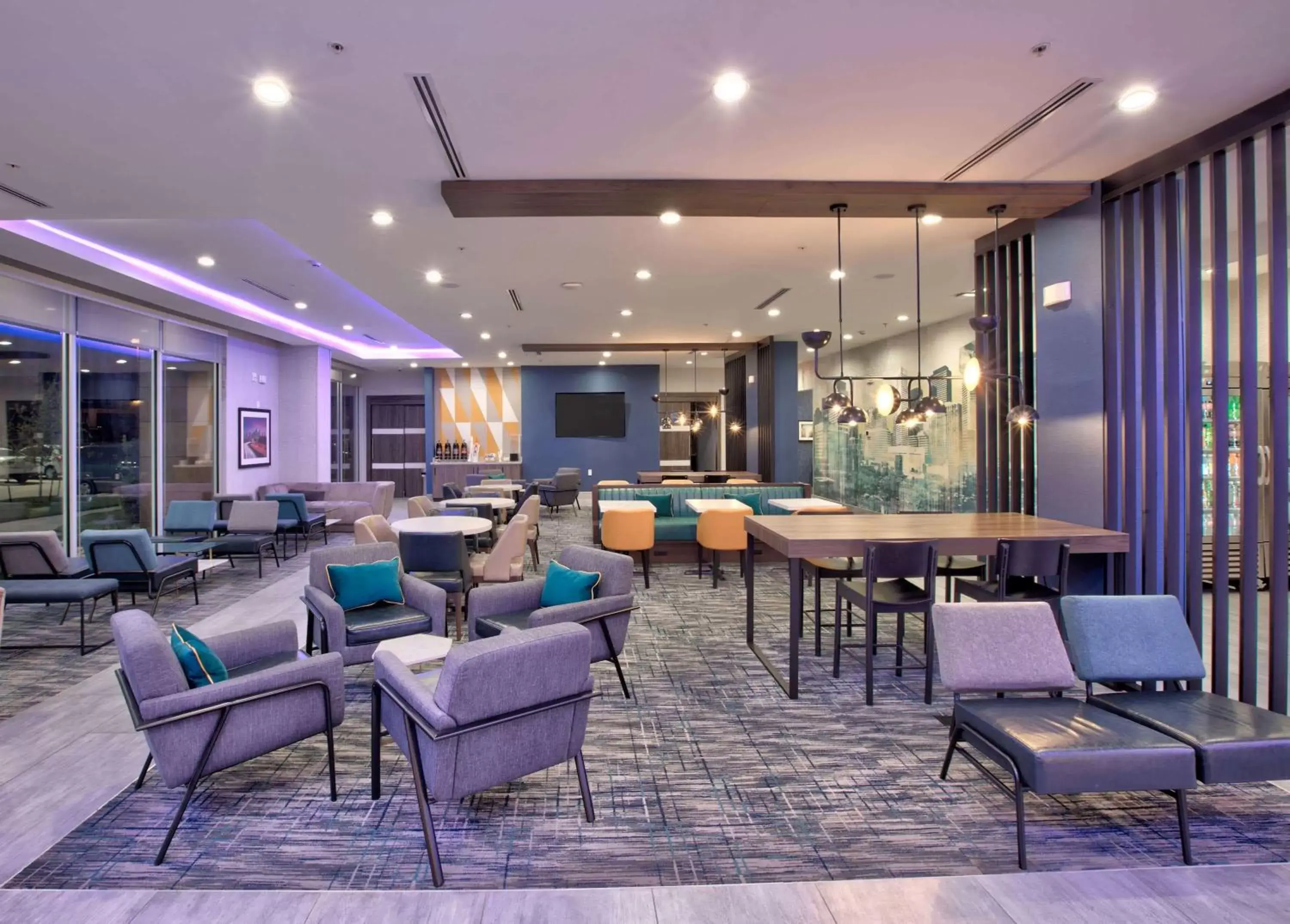 Lobby or reception, Lounge/Bar in La Quinta Inn & Suites by Wyndham Dallas/Fairpark