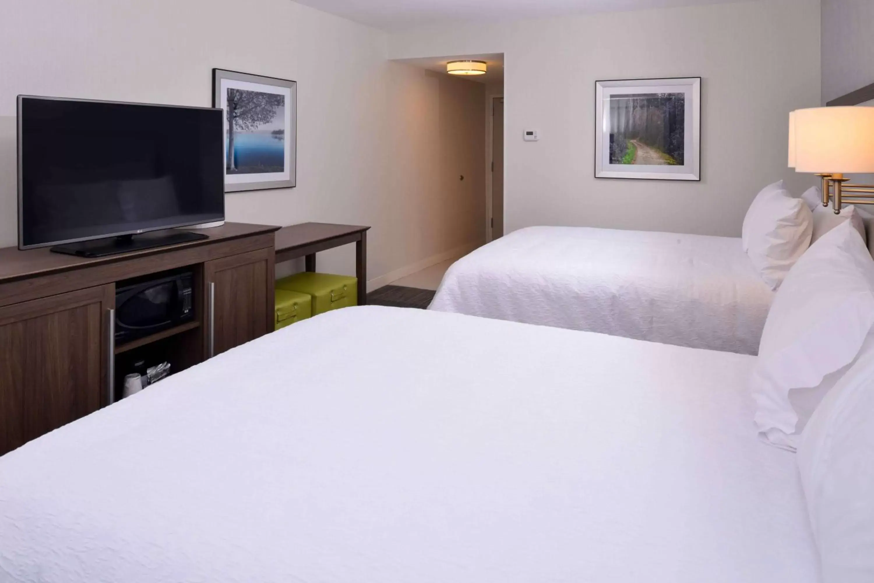Bed in Hampton Inn & Suites Albany-East Greenbush, NY