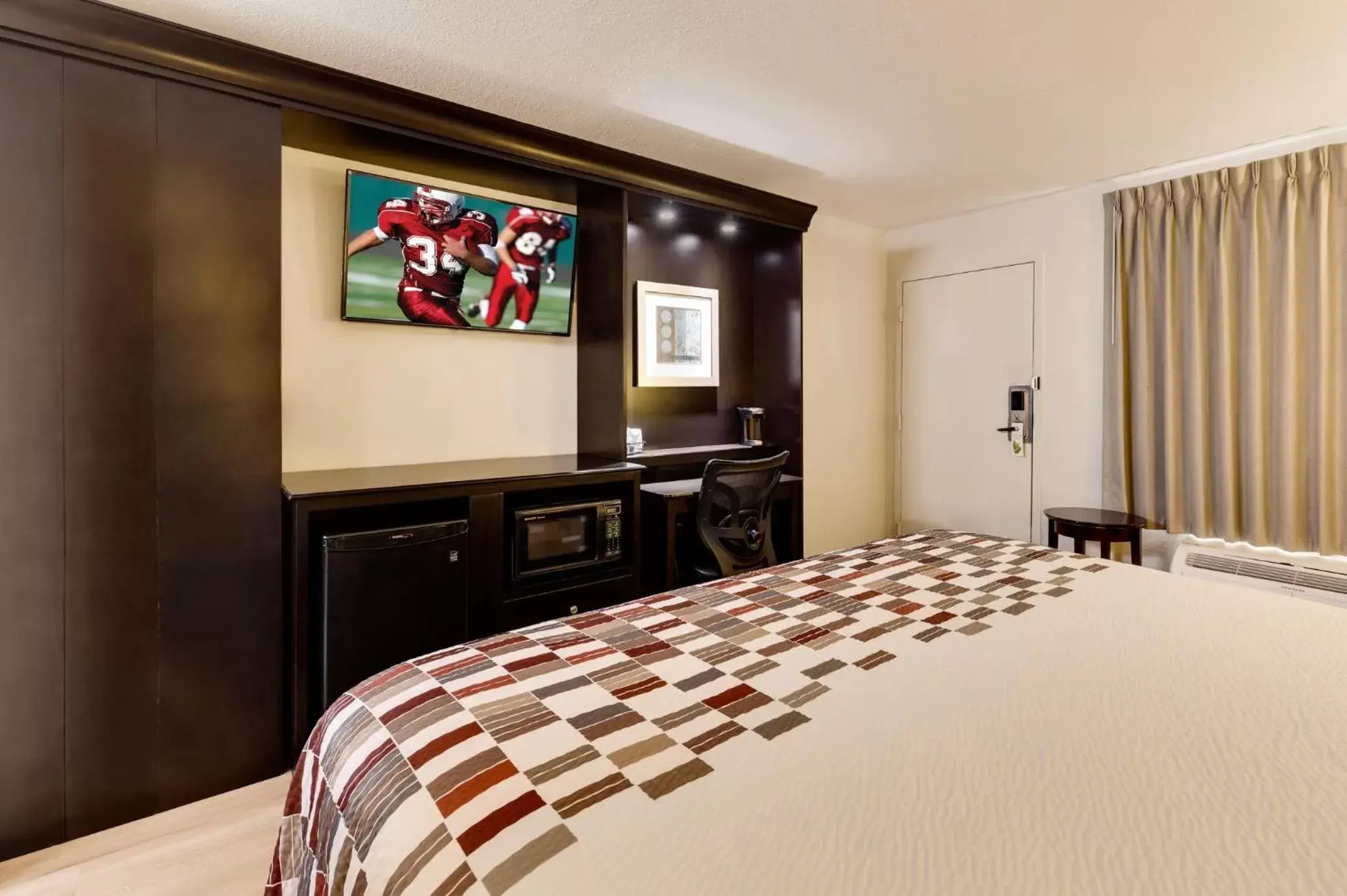 Photo of the whole room, Bed in Red Roof Inn Gulfport - Biloxi Airport