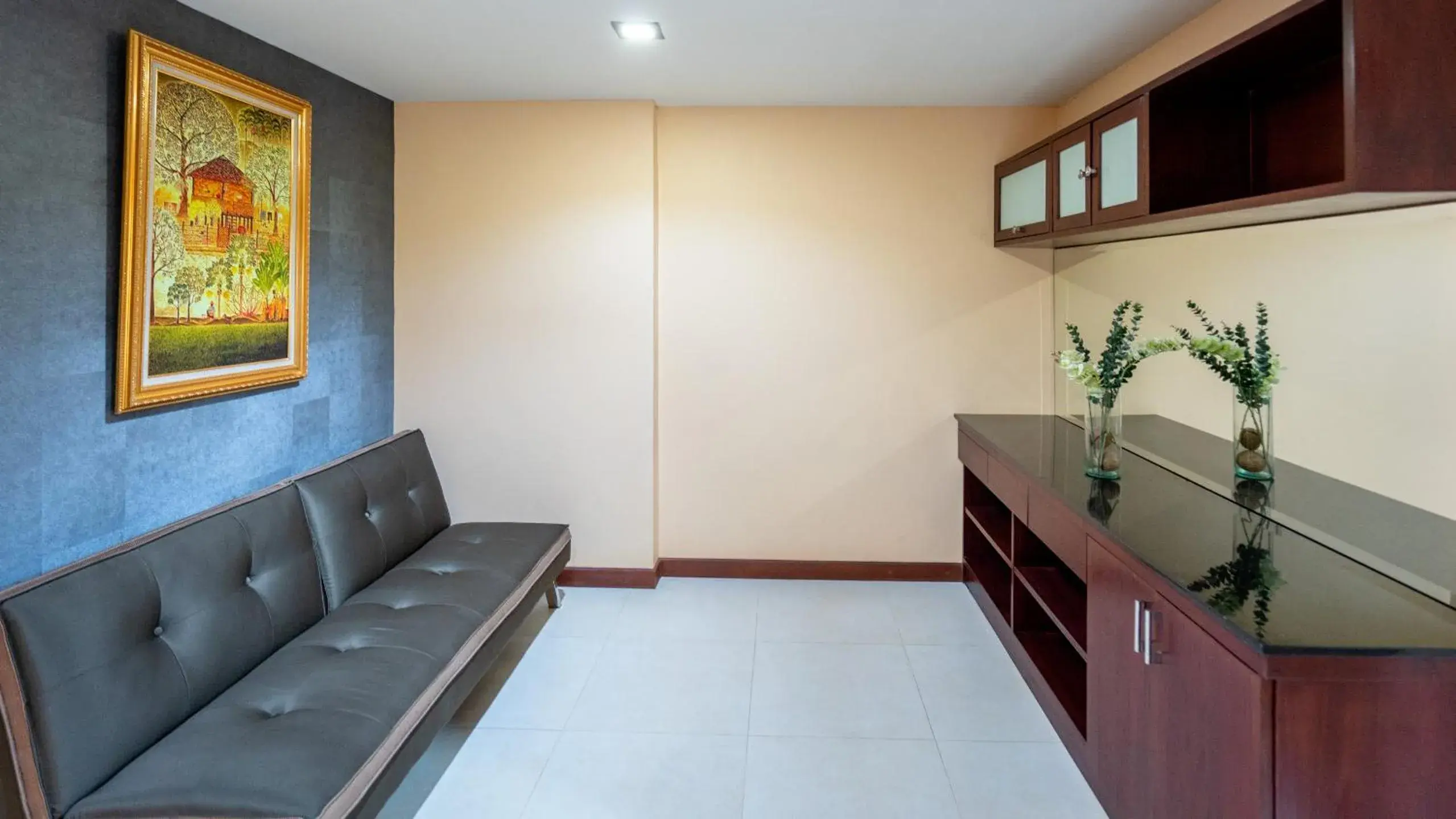 Living room, Kitchen/Kitchenette in Khum Phucome Hotel -SHA Extra Plus