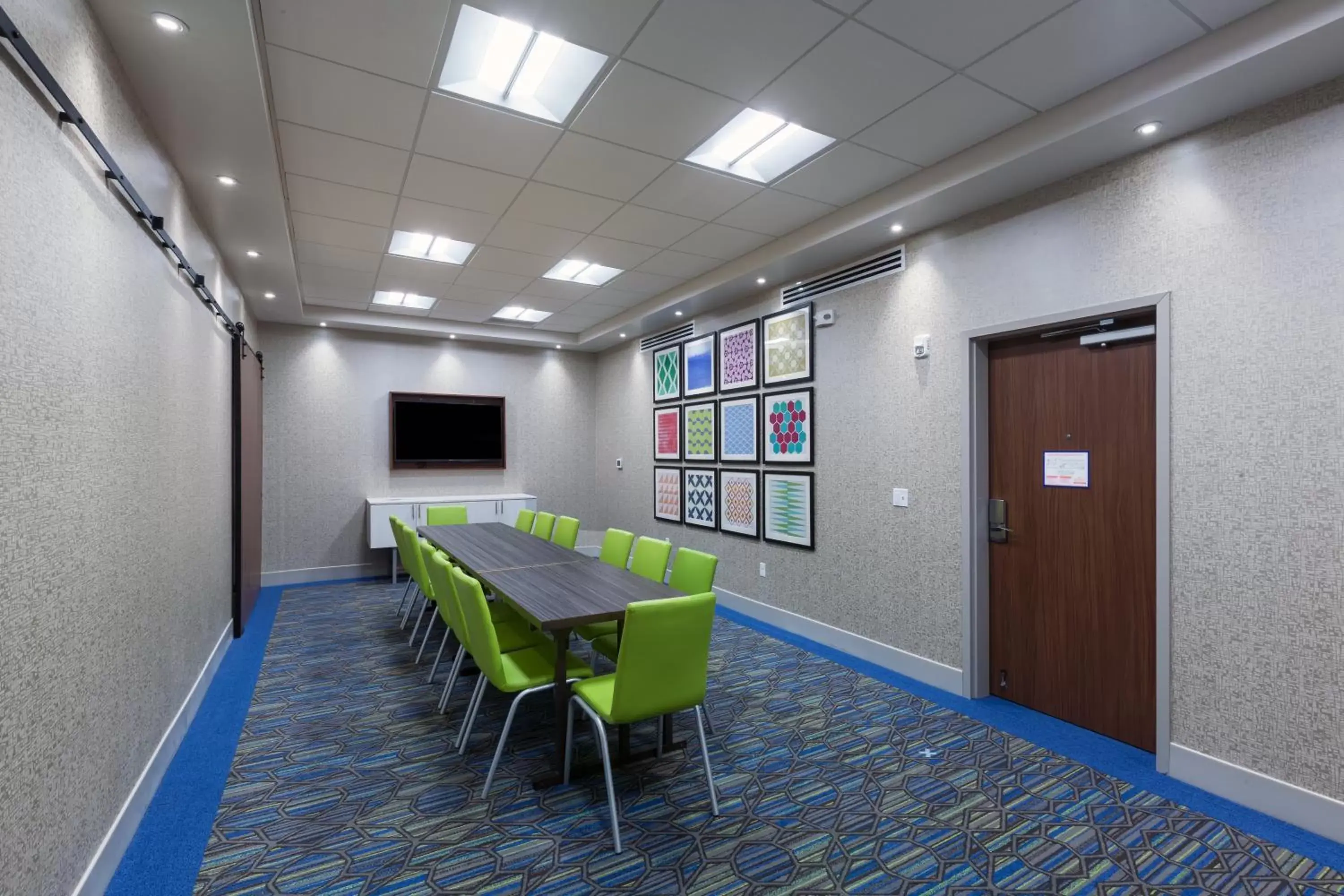 Meeting/conference room in Holiday Inn Express & Suites Tulsa South - Woodland Hills, an IHG Hotel