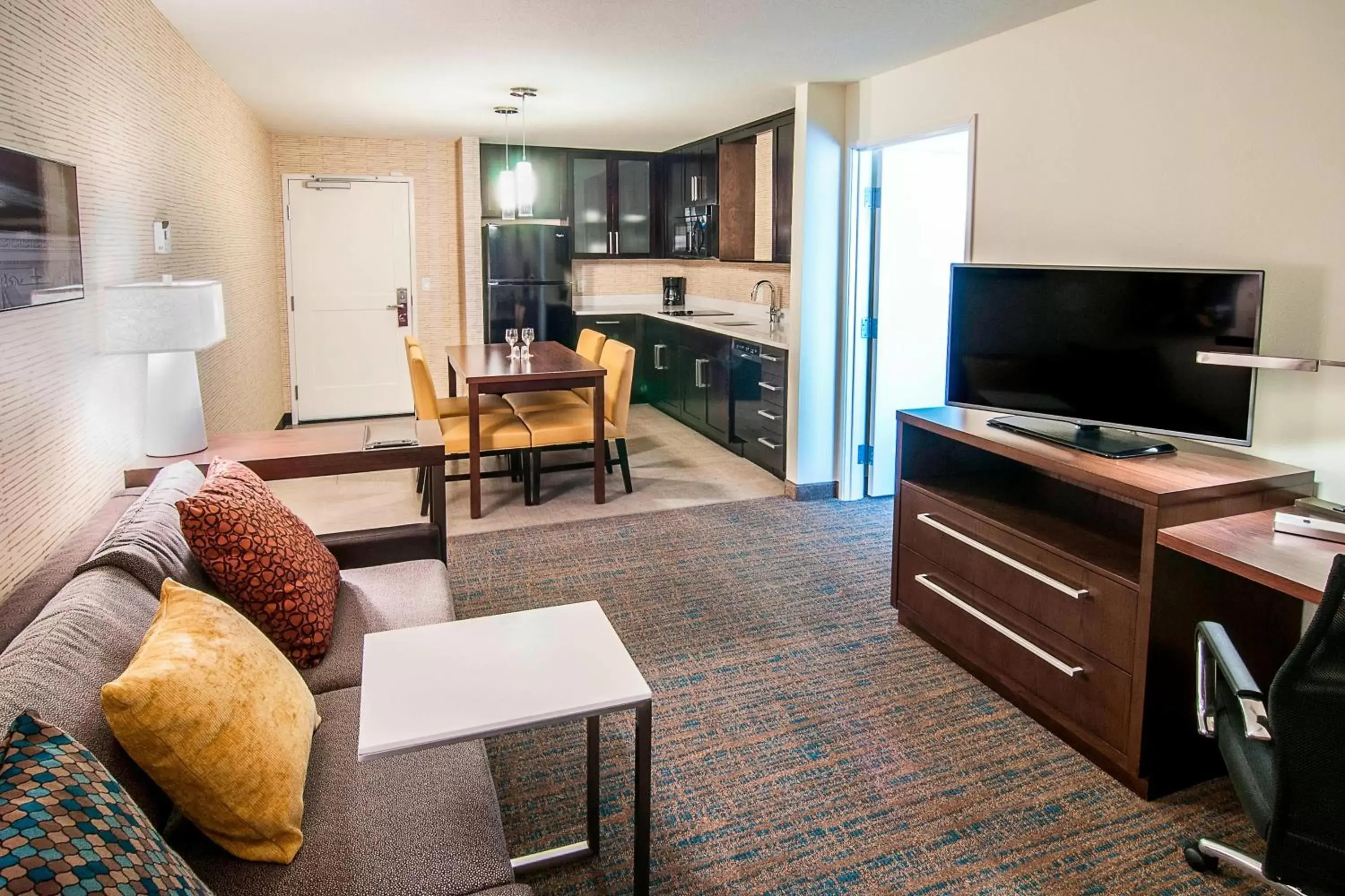 Bedroom, Kitchen/Kitchenette in Residence Inn by Marriott Rapid City