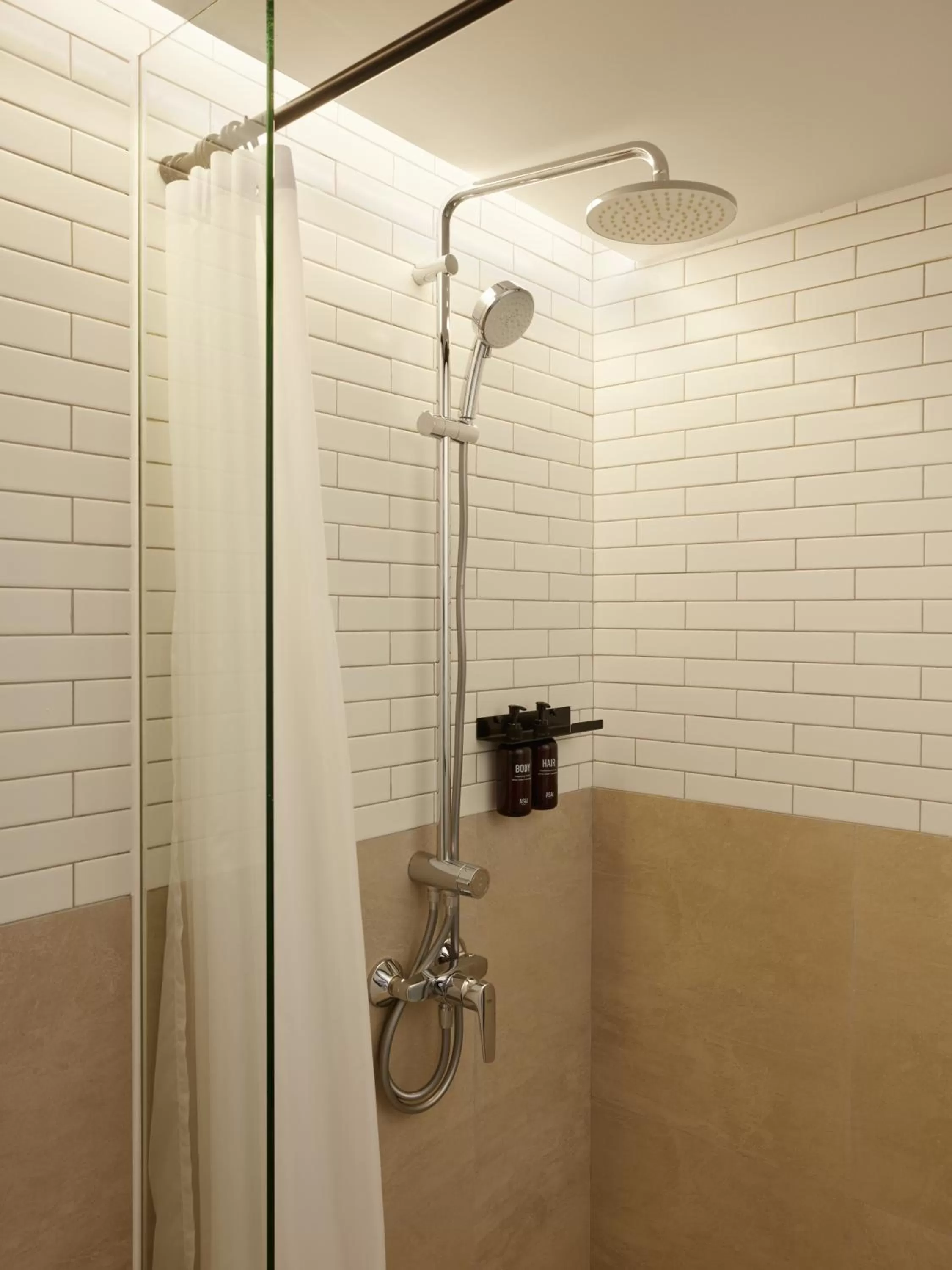 Shower in ASAI Bangkok Sathorn