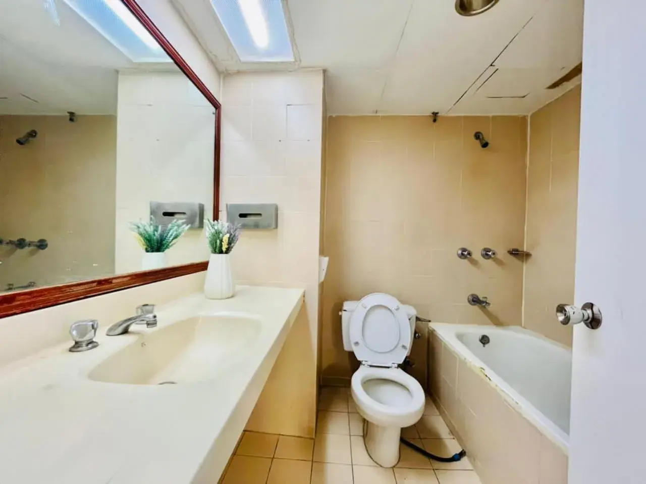 Bathroom in M1 City Center Hotel & Suites 