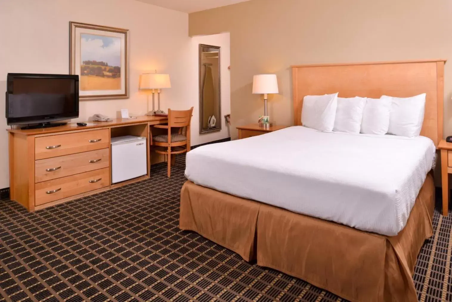 Photo of the whole room, Bed in Campus Inn & Suites Eugene Downtown Photo of the whole room, Bed in Campus Inn & Suites Eugene Downtown