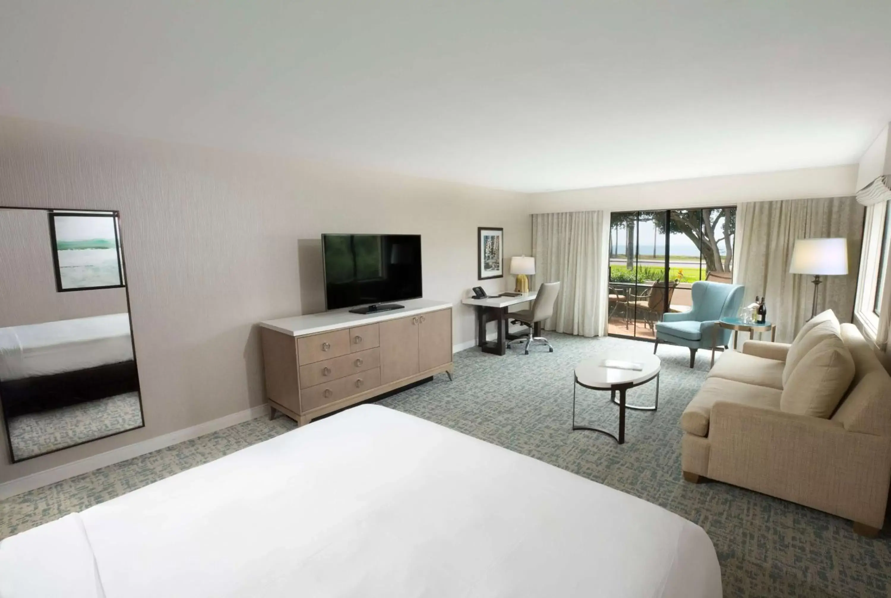 Bedroom, TV/Entertainment Center in Hilton Santa Barbara Beachfront Resort