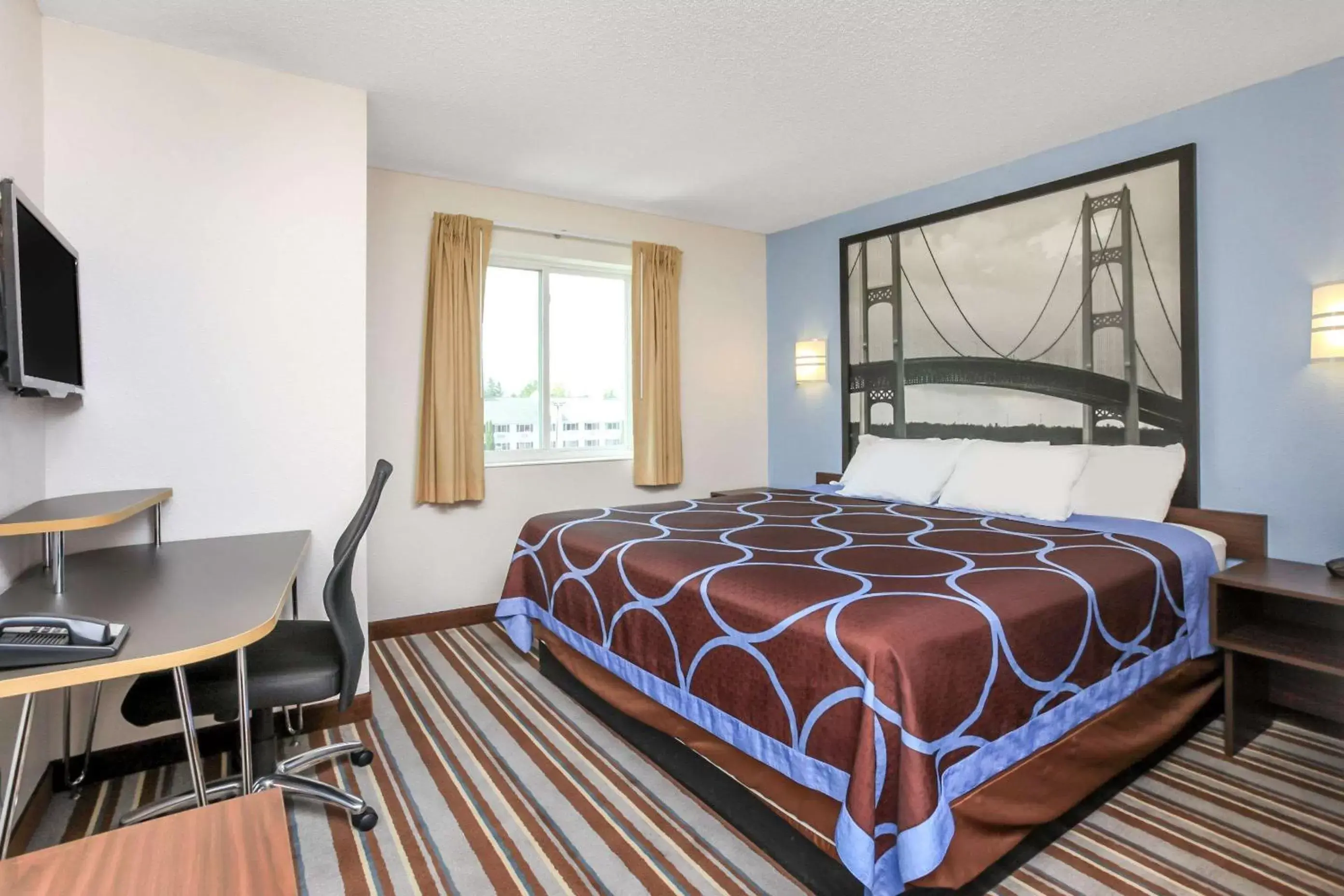 Photo of the whole room, Bed in Super 8 by Wyndham Sault Ste. Marie