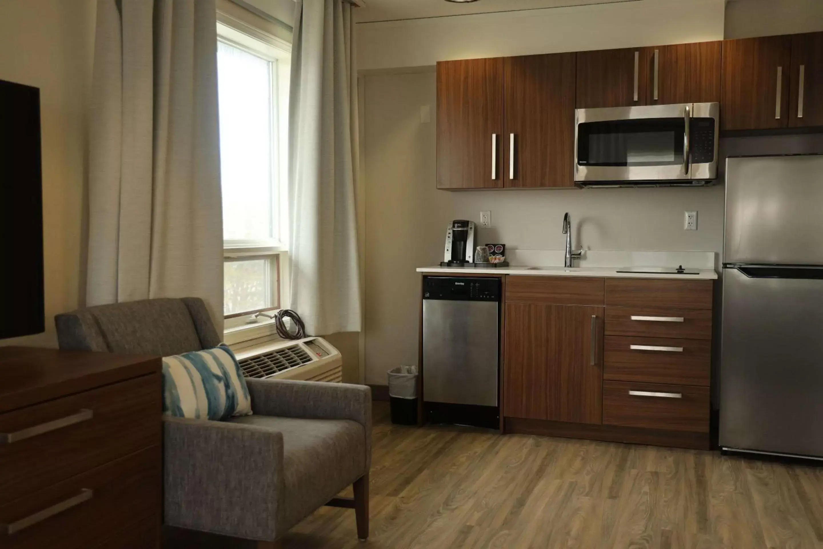 Bedroom, Kitchen/Kitchenette in Comfort Inn and Suites Ingersoll
