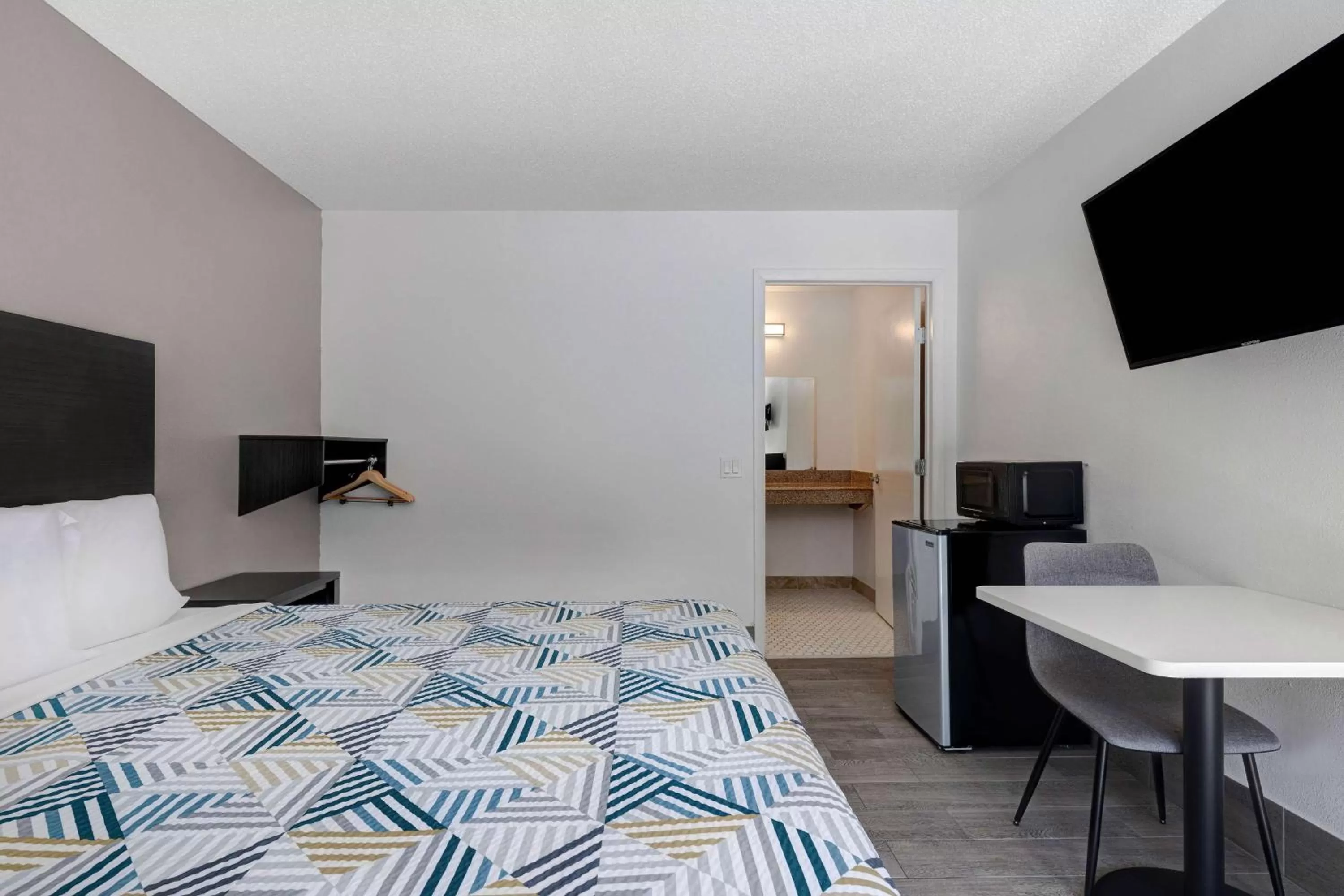 Bedroom, Bed in Crestview Inn