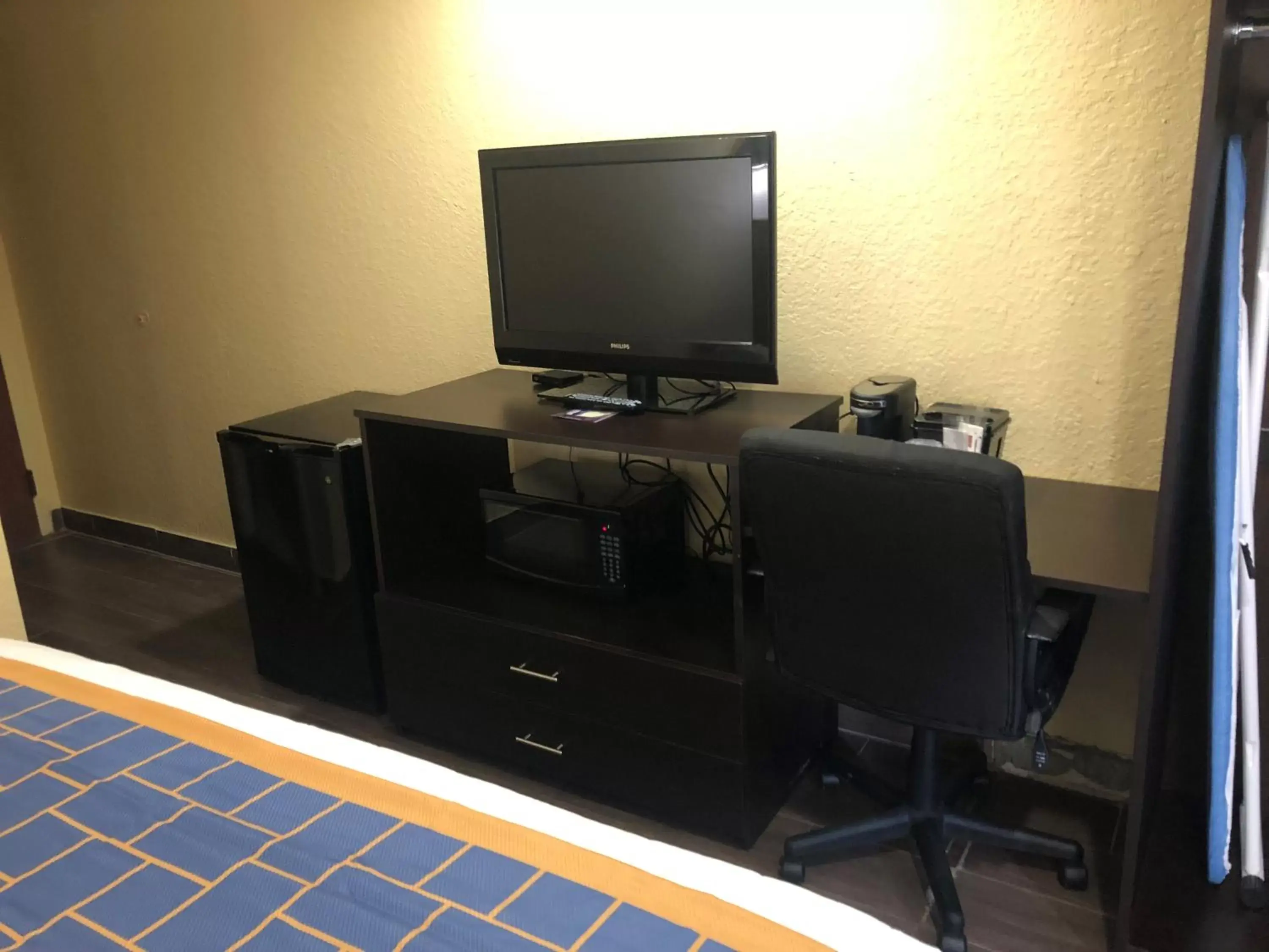 TV and multimedia, TV/Entertainment Center in Days Inn & Suites by Wyndham Tampa/Raymond James Stadium