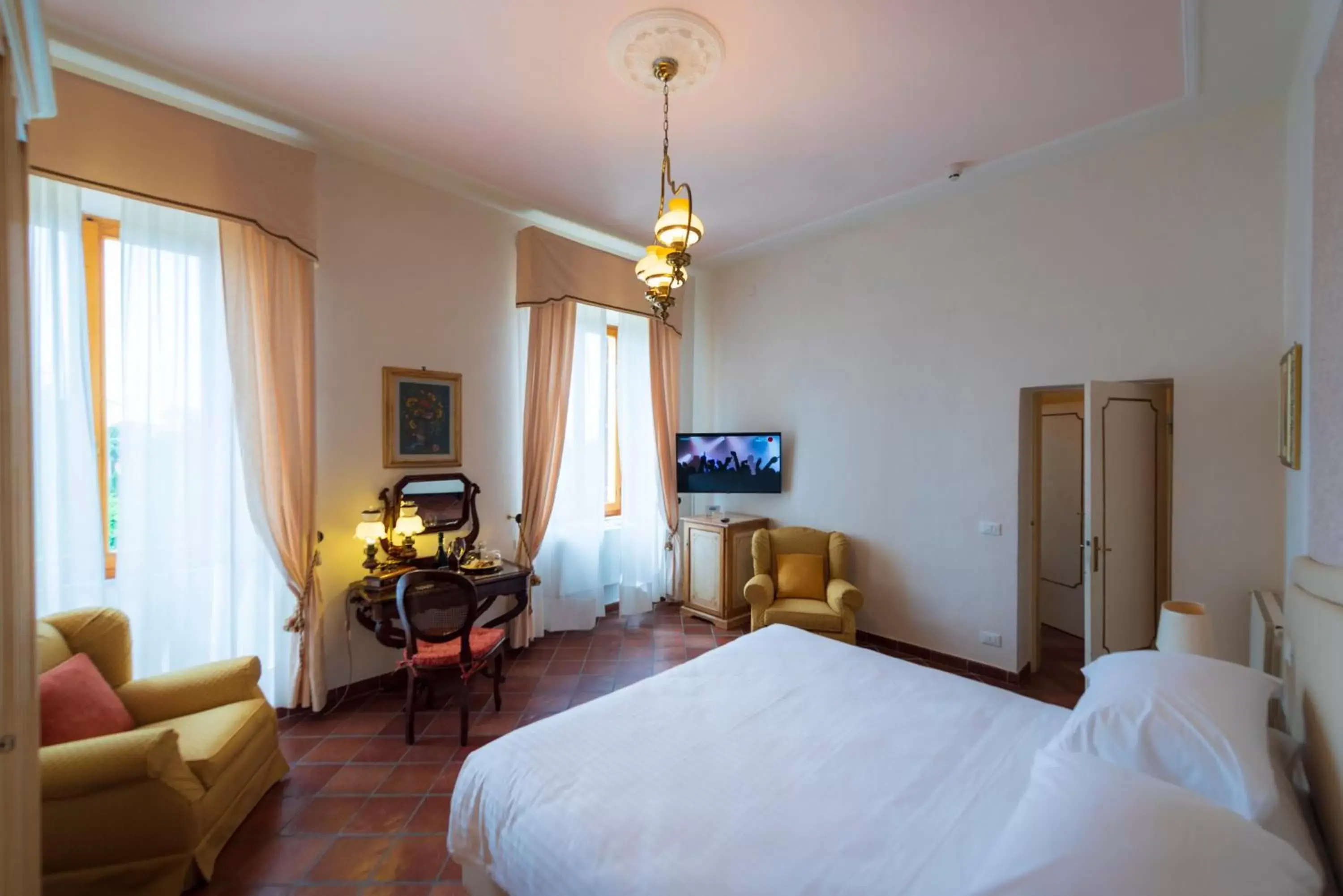 Bed in Villa Scacciapensieri Boutique Hotel