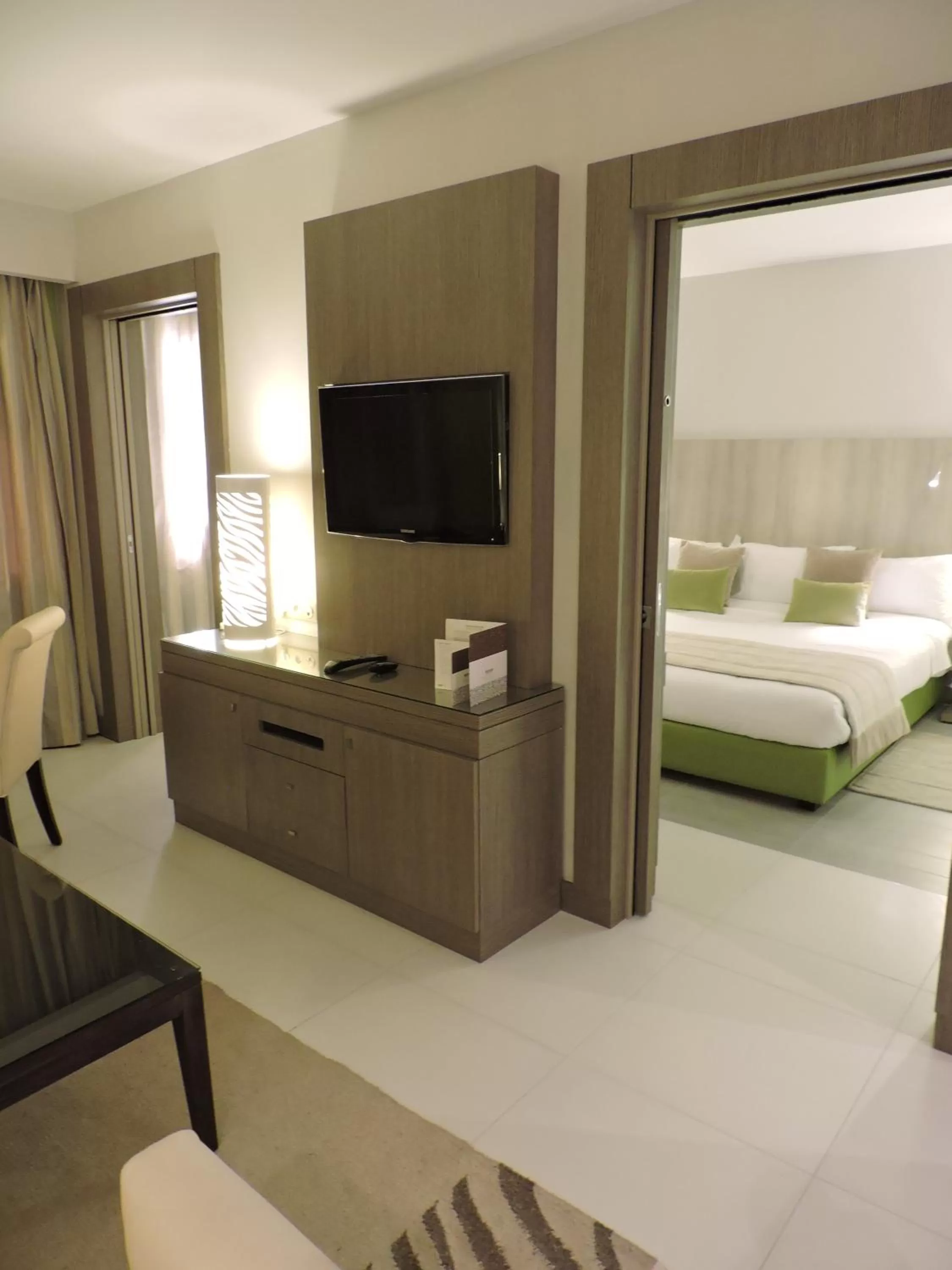 TV and multimedia, Bed in Golf Royal Hotel