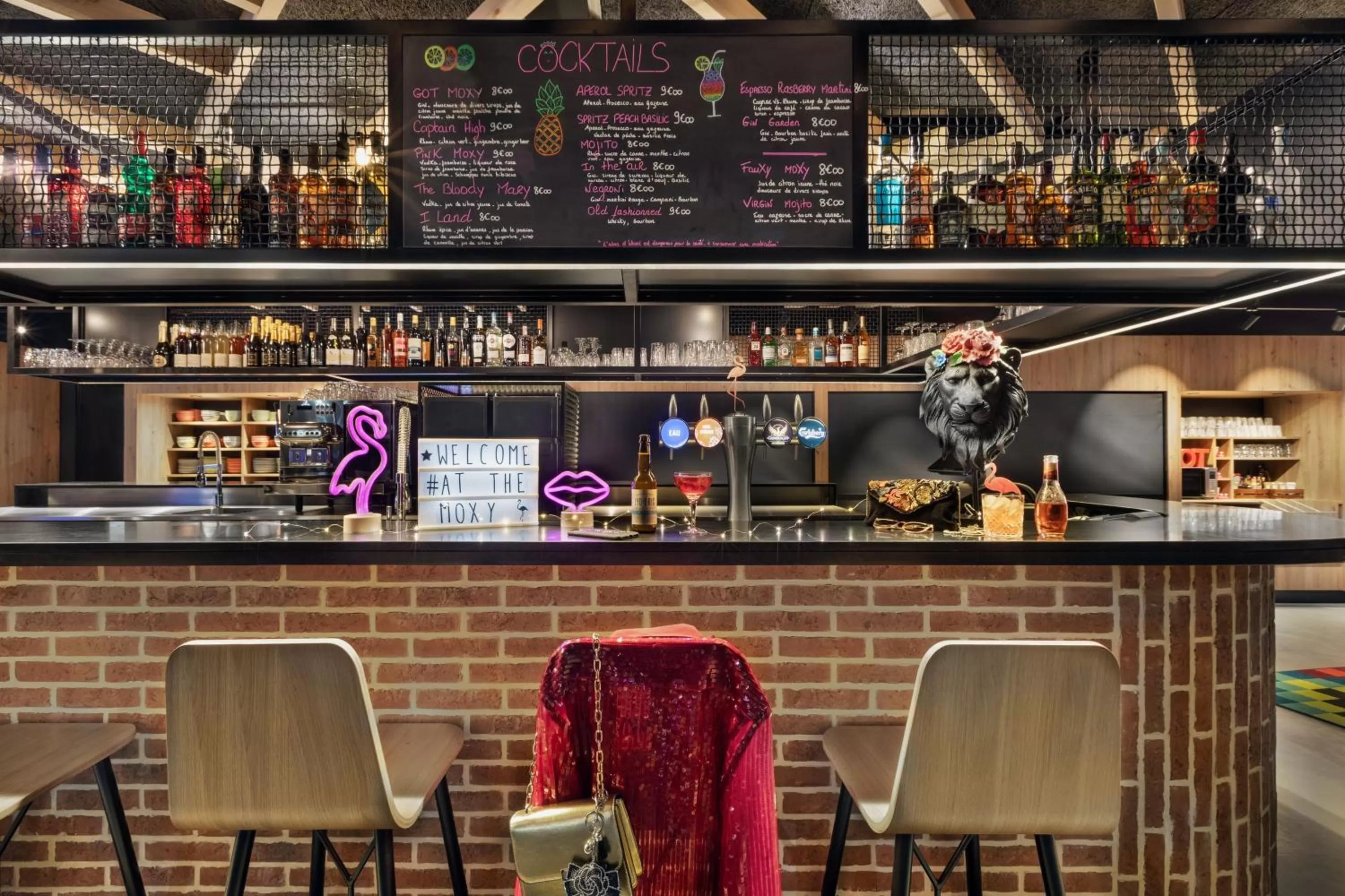 Lounge or bar in Moxy Amiens