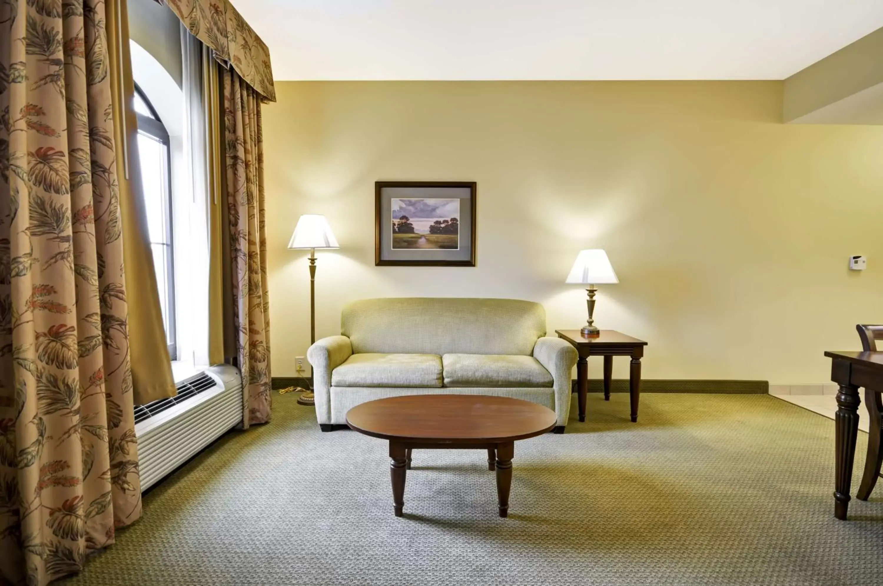 Bed, Seating Area in Hampton Inn & Suites North Charleston-University Boulevard