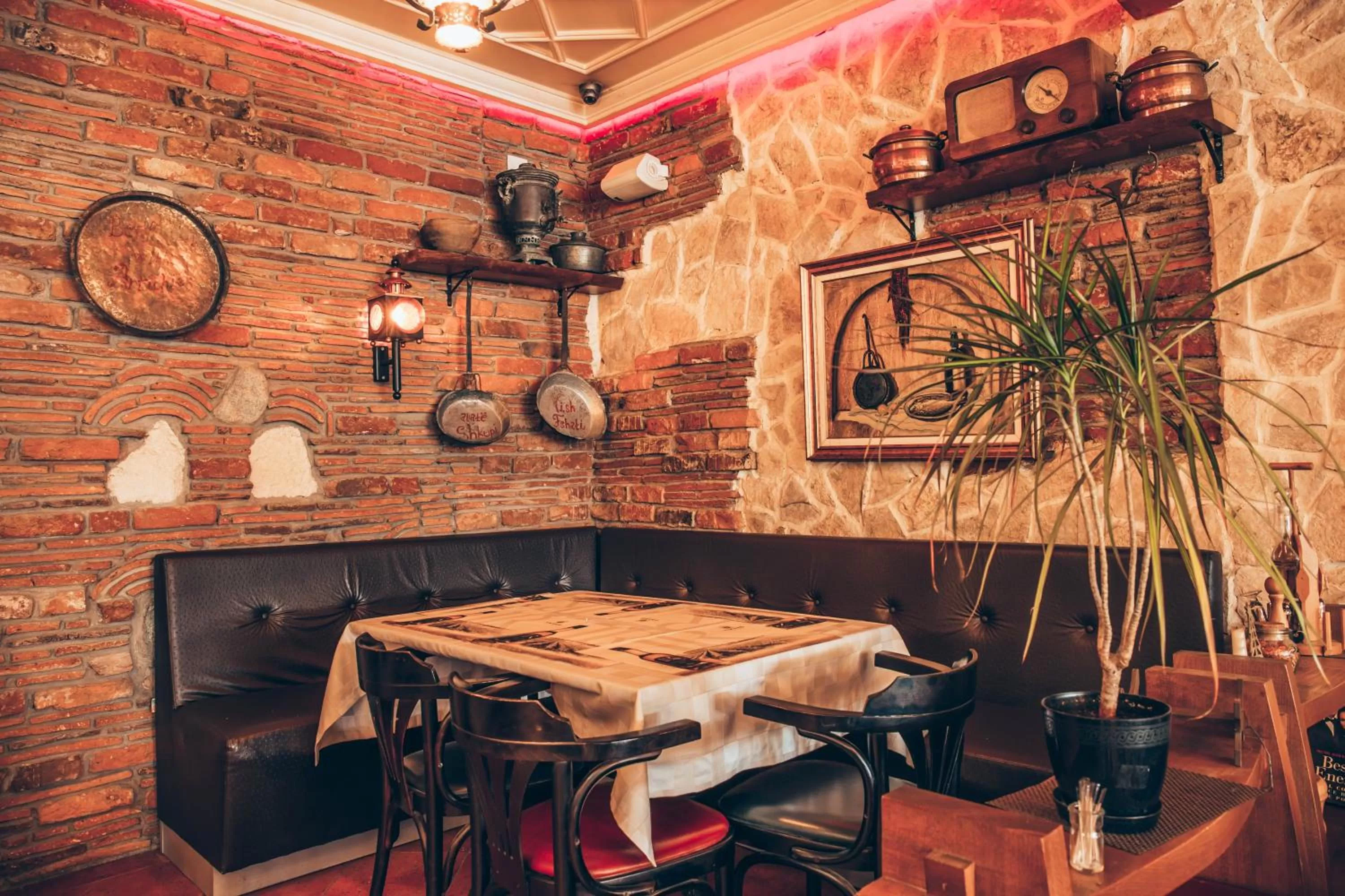 Restaurant/places to eat in Hotel Super 8