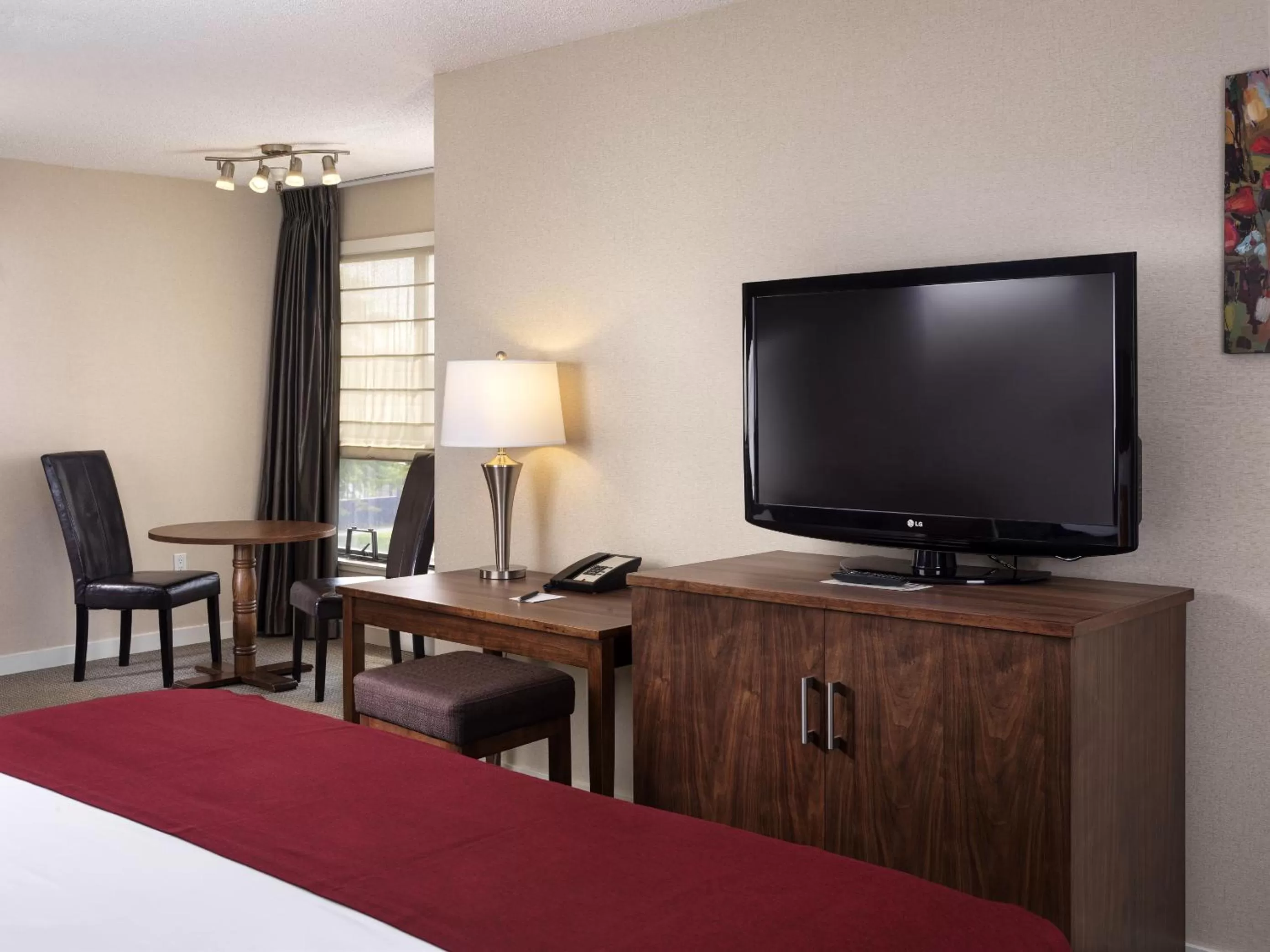 TV and multimedia, Bed in Huntingdon Hotel and Suites