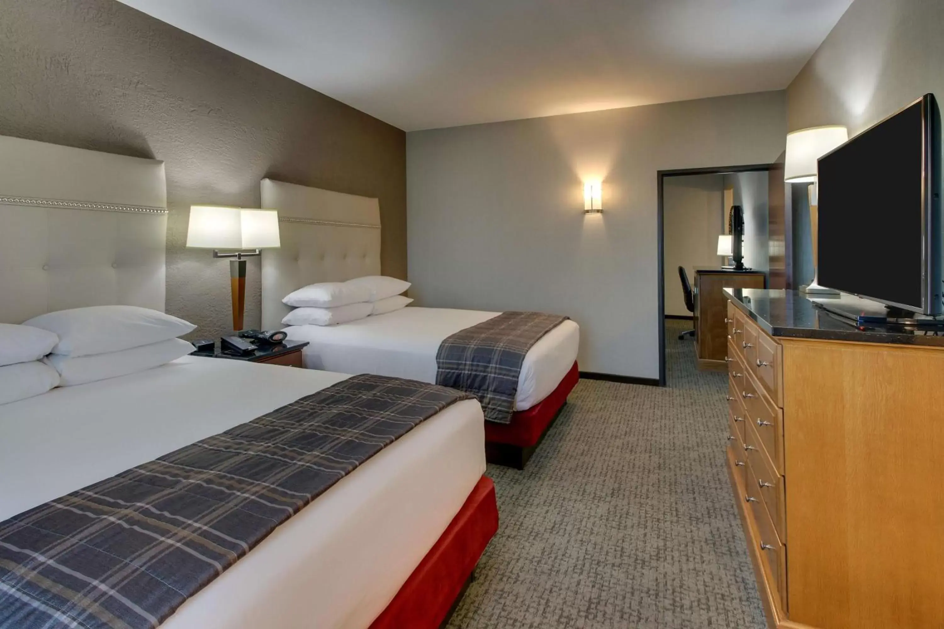 Photo of the whole room, Bed in Drury Inn & Suites Phoenix Happy Valley