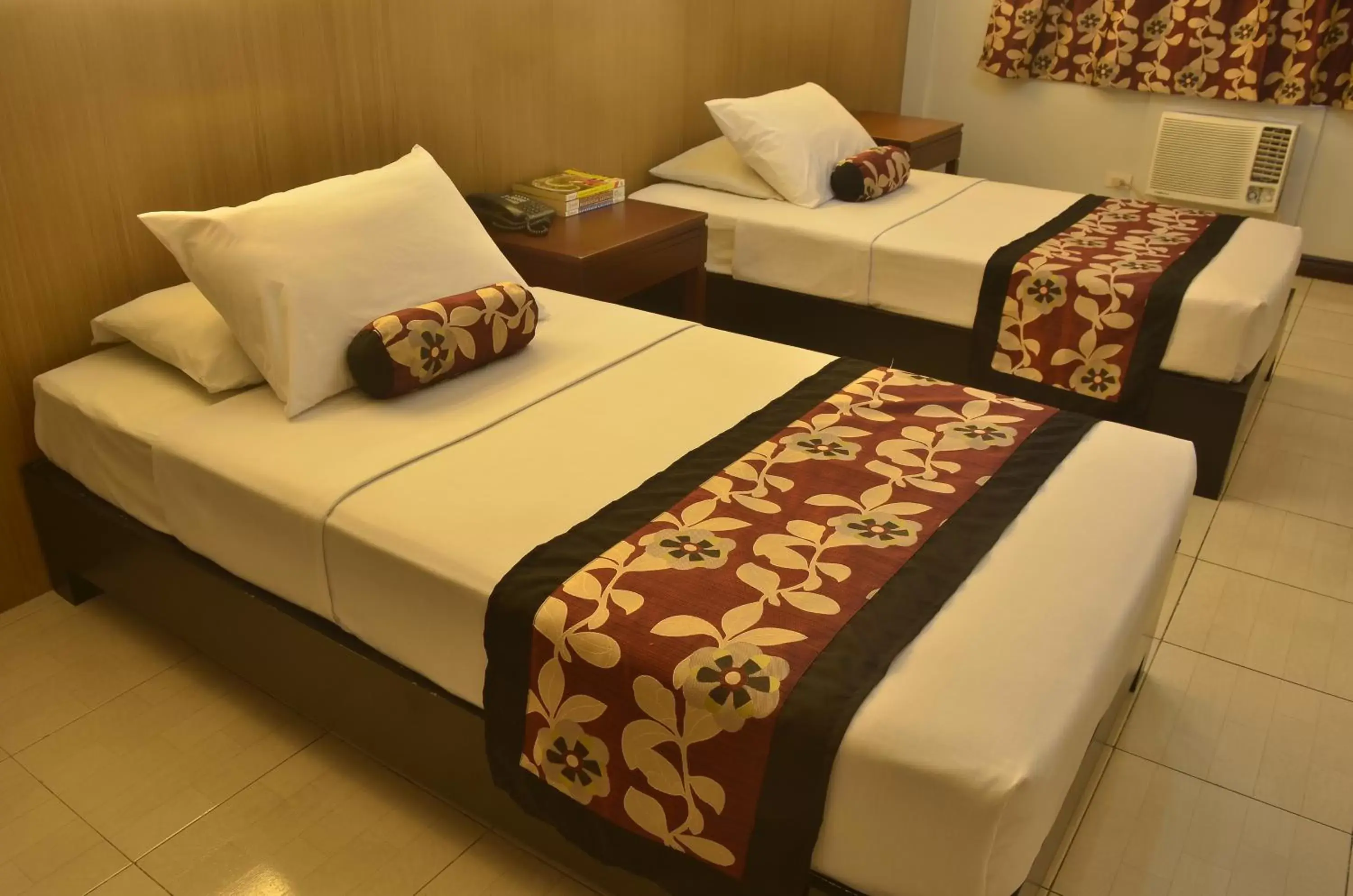 Bedroom, Bed in Jupiter Suites