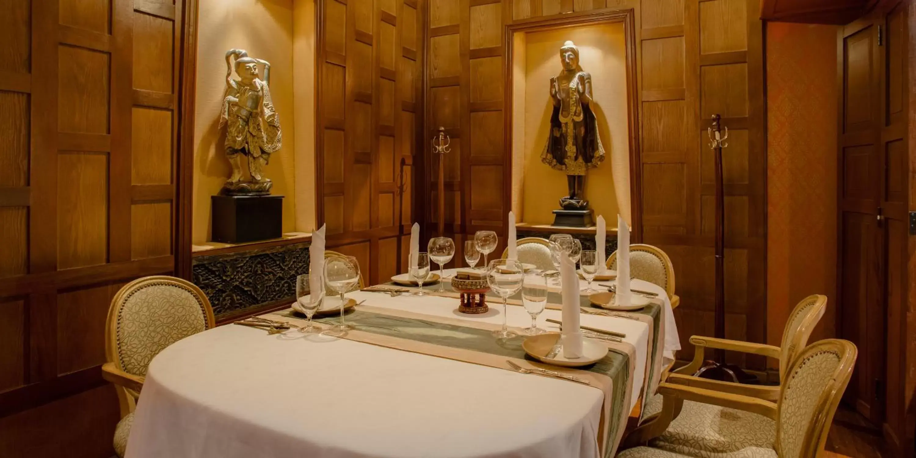 Restaurant/Places to Eat in Sarova Stanley