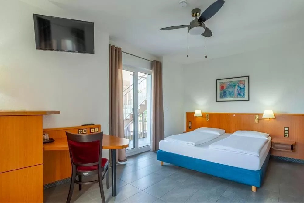 Communal lounge/ TV room, Bed in Heilbronner Hotel am schönen Theater