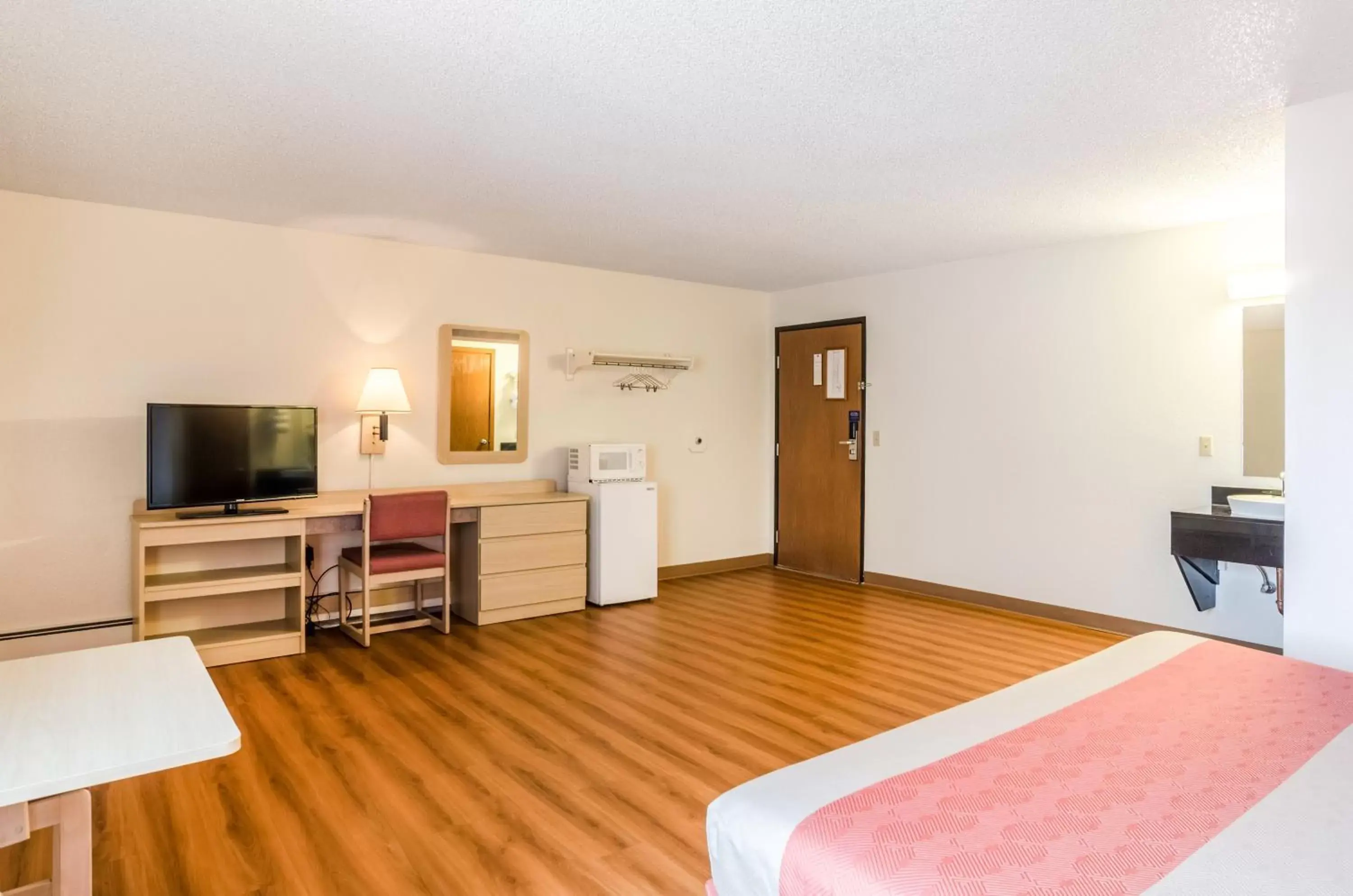 Bedroom, TV/Entertainment Center in Baymont by Wyndham Gillette