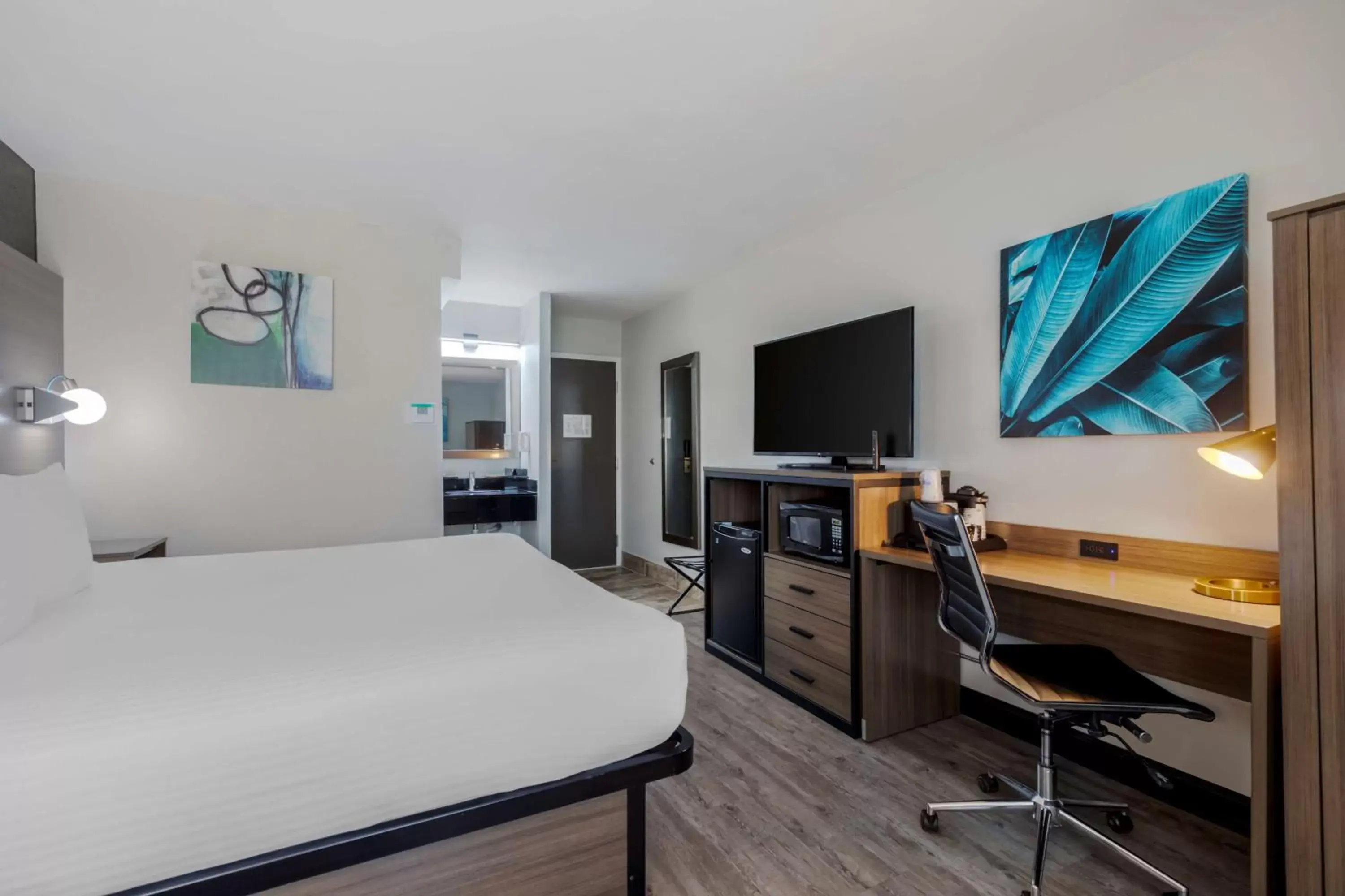 Bedroom, TV/Entertainment Center in Best Western Corpus Christi Airport Hotel