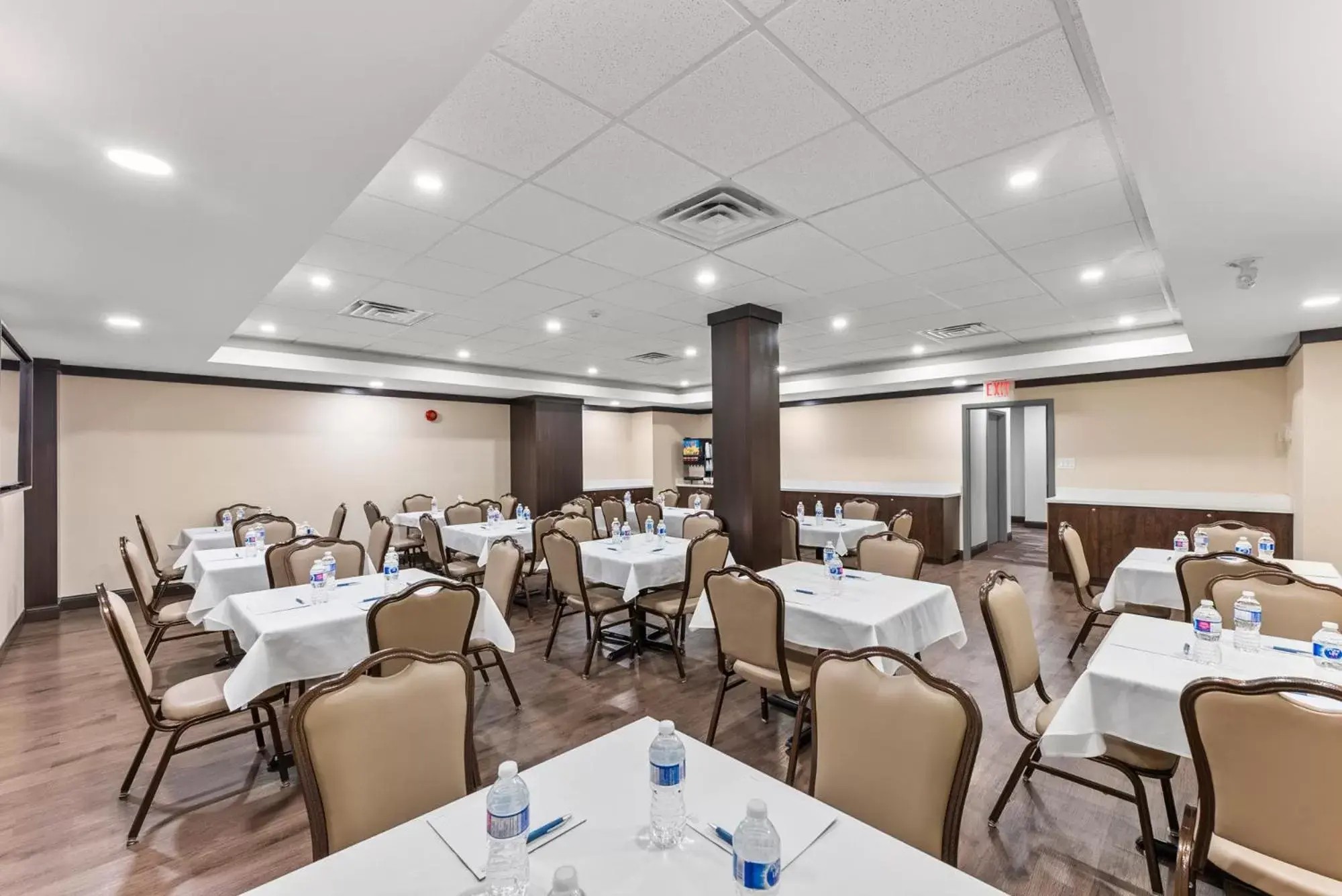 Banquet/Function facilities, Restaurant/Places to Eat in Ramada By Wyndham Niagara Falls near the Falls