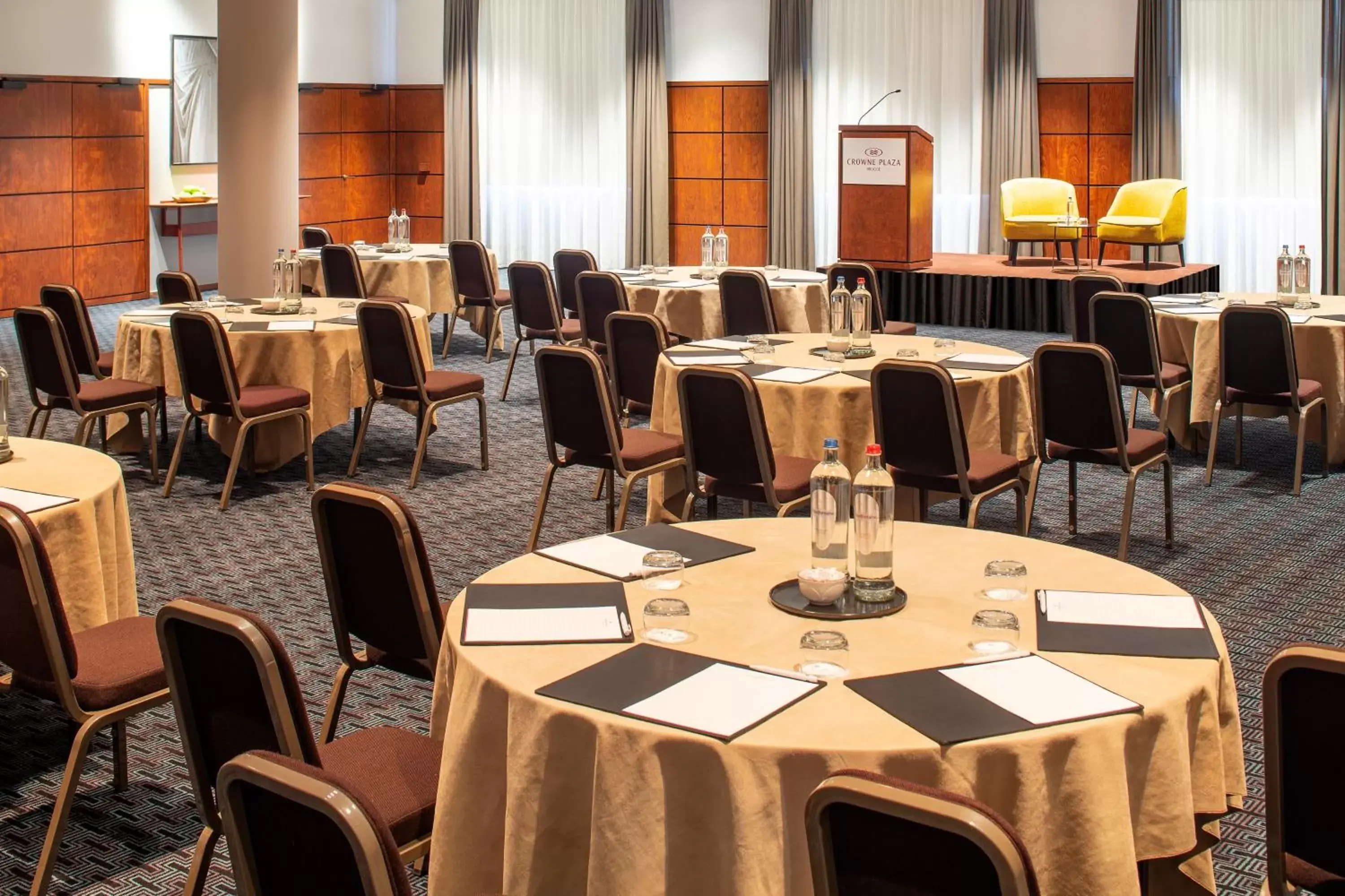 Meeting/conference room, Restaurant/Places to Eat in Crowne Plaza Hotel Brugge, an IHG Hotel