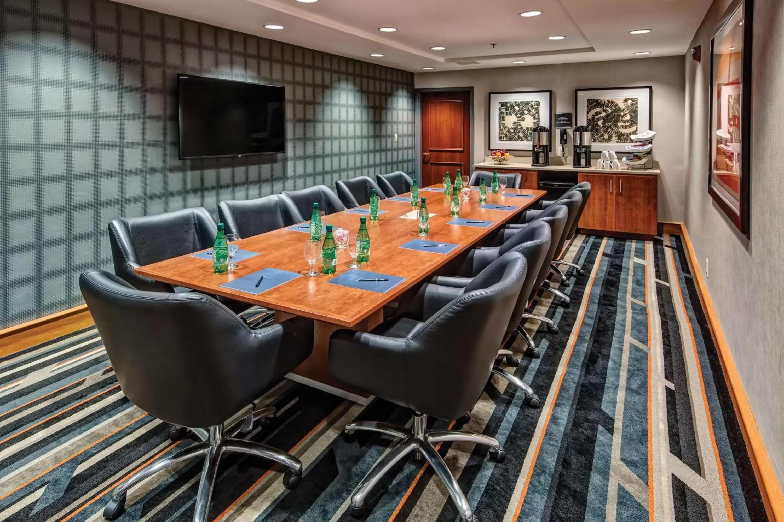 Dining area in Hilton Knoxville Airport