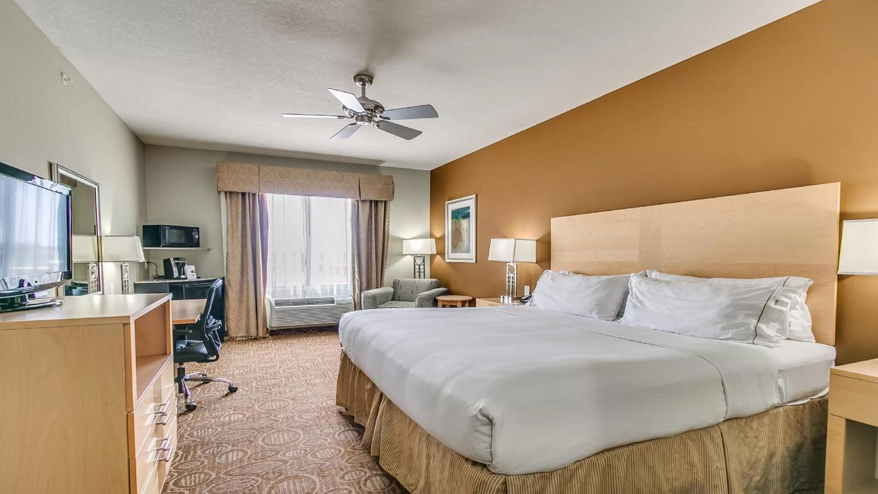 Photo of the whole room, Bed in Holiday Inn Express & Suites Lubbock Southwest – Wolfforth by IHG