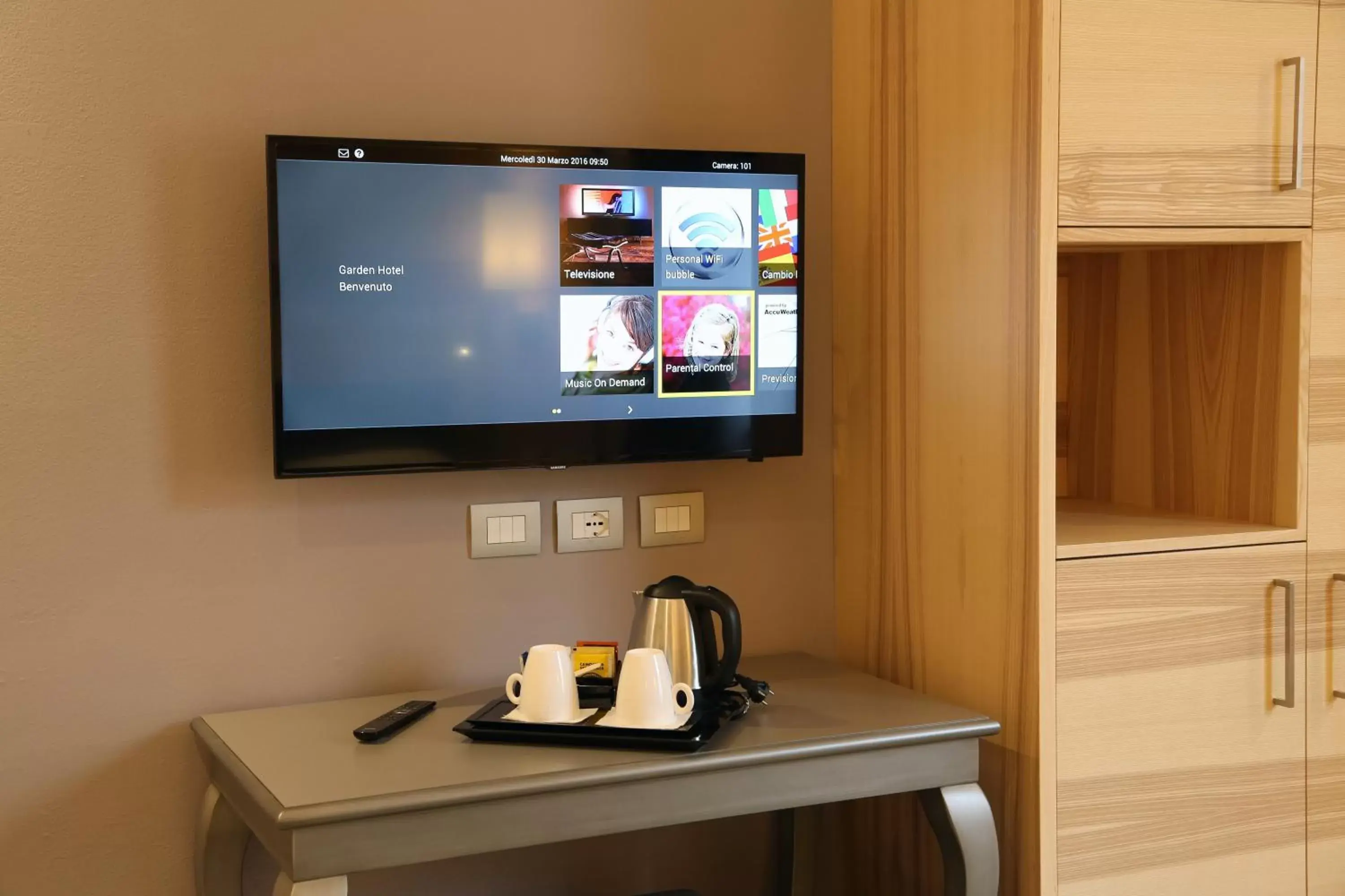 TV and multimedia, TV/Entertainment Center in Hotel Garden